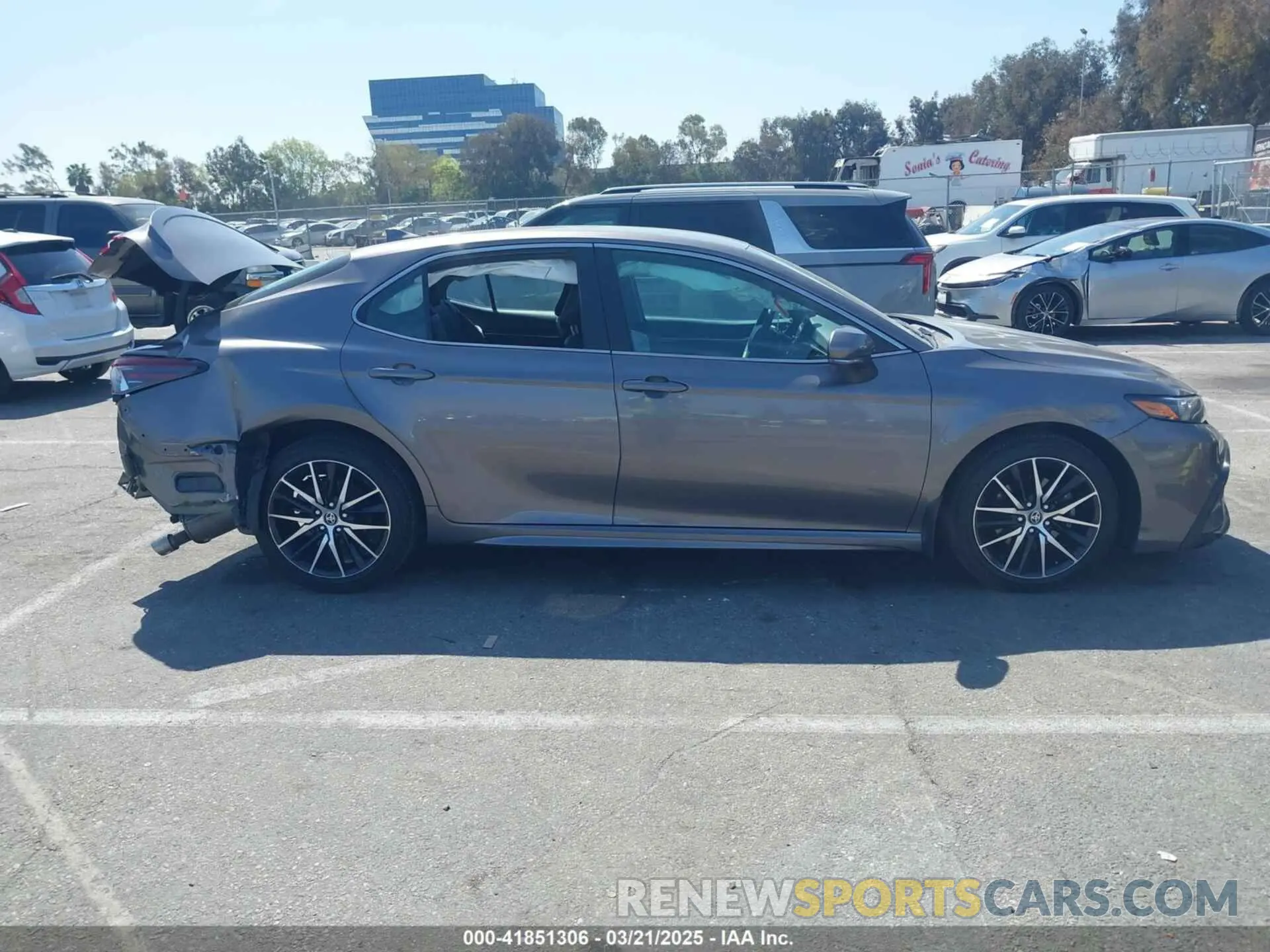 13 fotografías del automóvil dañado 4T1G11AK6RU258509 TOYOTA CAMRY 2024