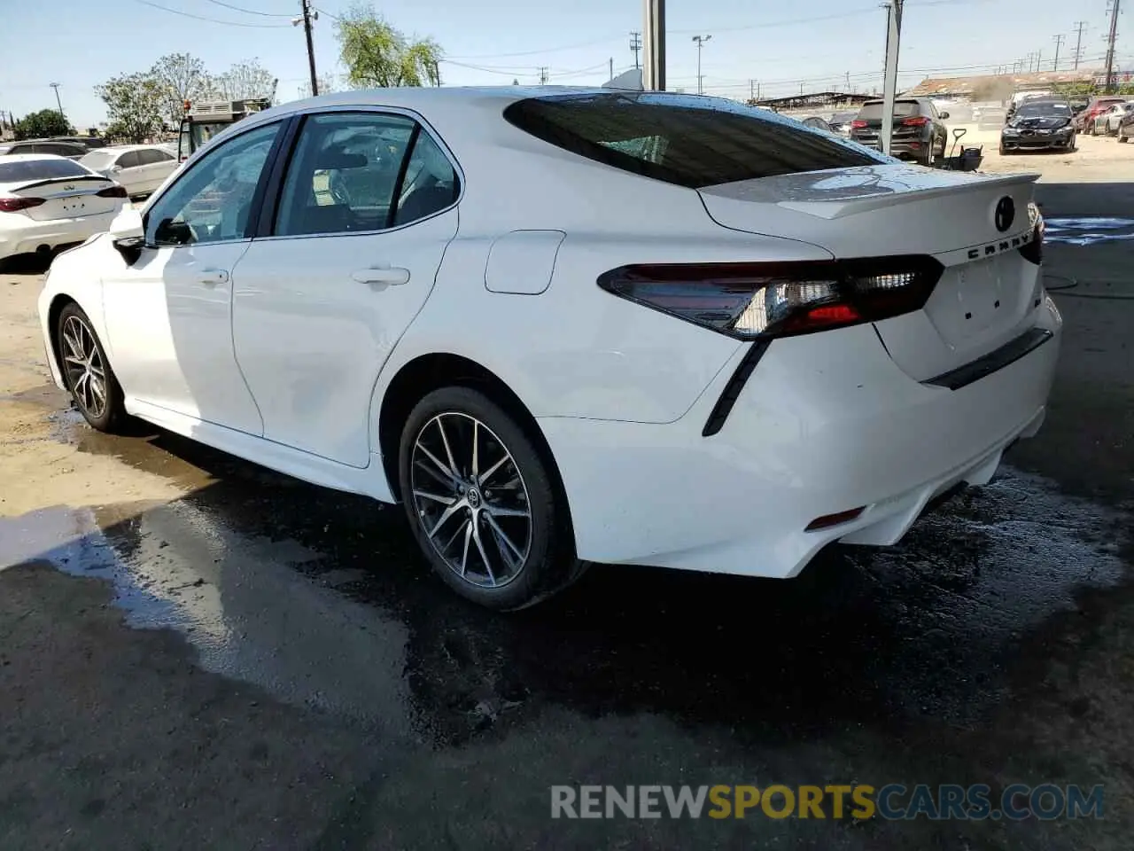 2 fotografías del automóvil dañado 4T1G11AK6RU845695 TOYOTA CAMRY 2024