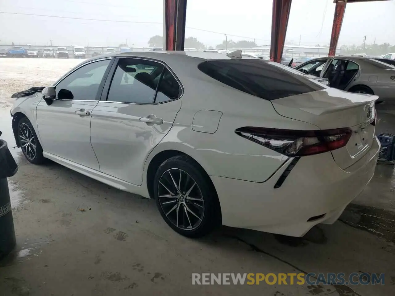 2 fotografías del automóvil dañado 4T1G11AK6RU851030 TOYOTA CAMRY 2024