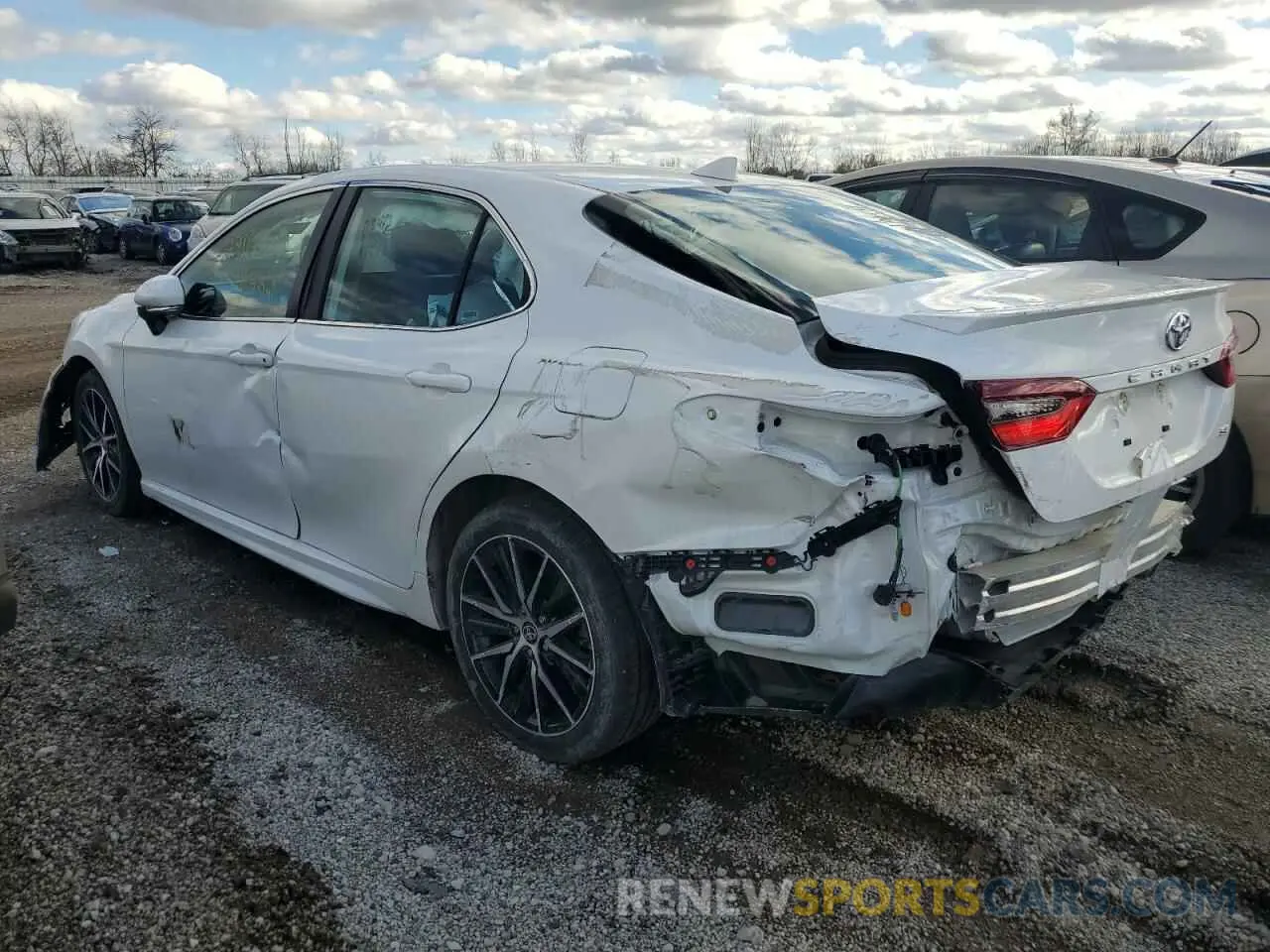 2 fotografías del automóvil dañado 4T1G11AK6RU892564 TOYOTA CAMRY 2024
