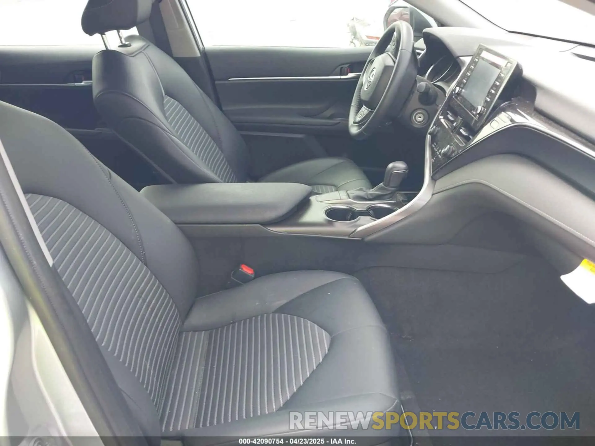 5 fotografías del automóvil dañado 4T1G11AK6RU894413 TOYOTA CAMRY 2024