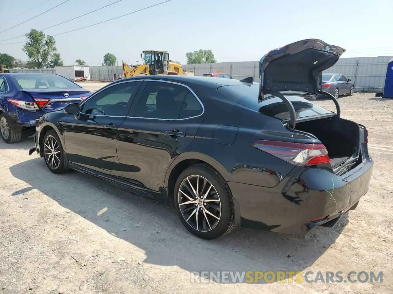 2 fotografías del automóvil dañado 4T1G11AK7RU194545 TOYOTA CAMRY 2024