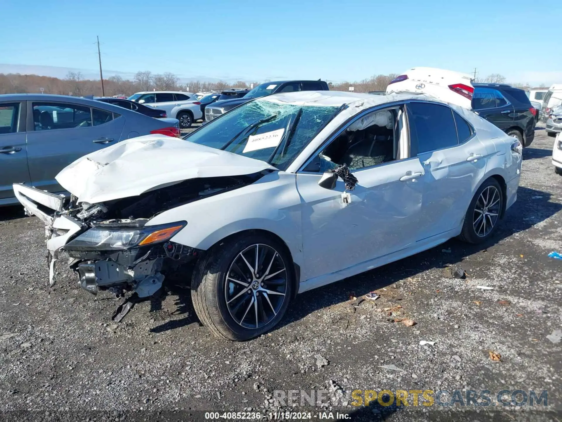 2 fotografías del automóvil dañado 4T1G11AK7RU216494 TOYOTA CAMRY 2024