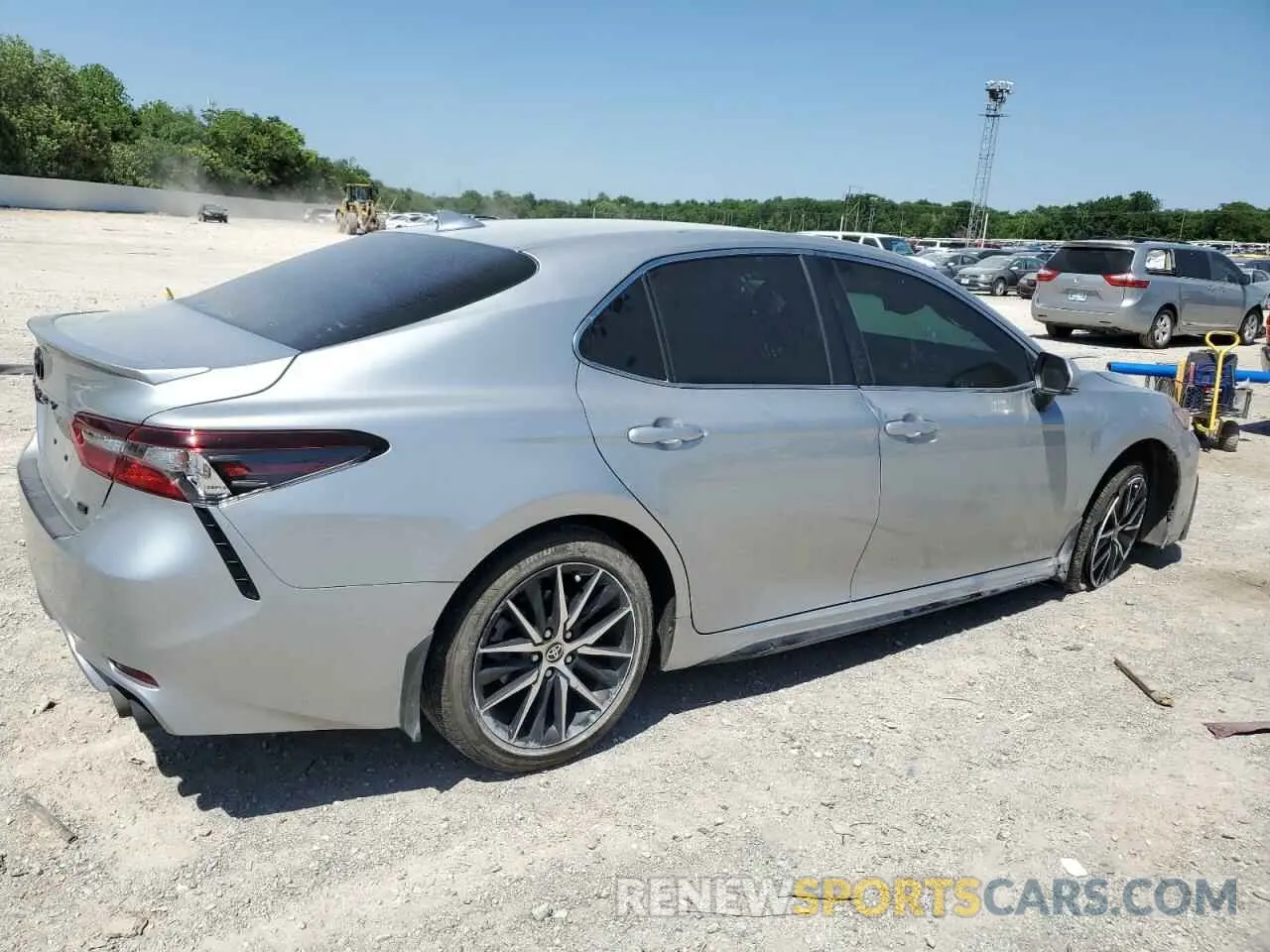 3 fotografías del automóvil dañado 4T1G11AK7RU220805 TOYOTA CAMRY 2024