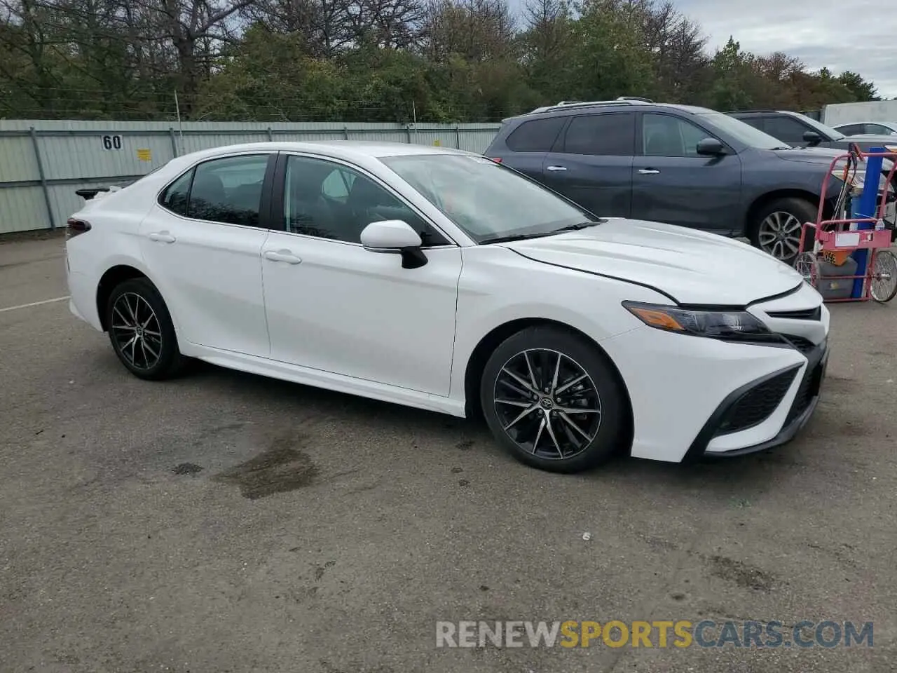 4 fotografías del automóvil dañado 4T1G11AK7RU229178 TOYOTA CAMRY 2024