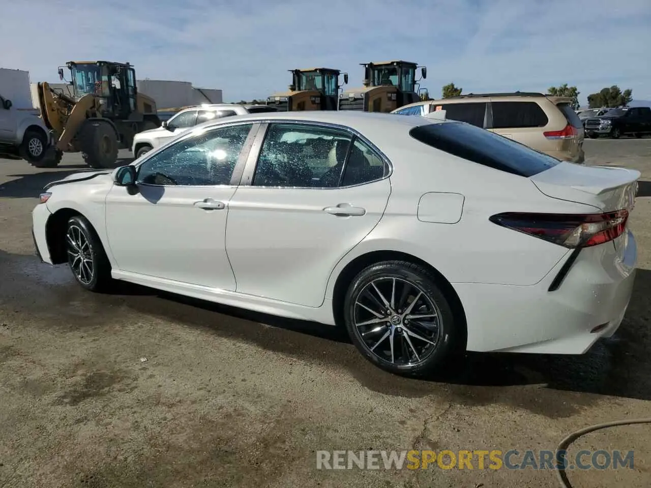 2 fotografías del automóvil dañado 4T1G11AK7RU245610 TOYOTA CAMRY 2024