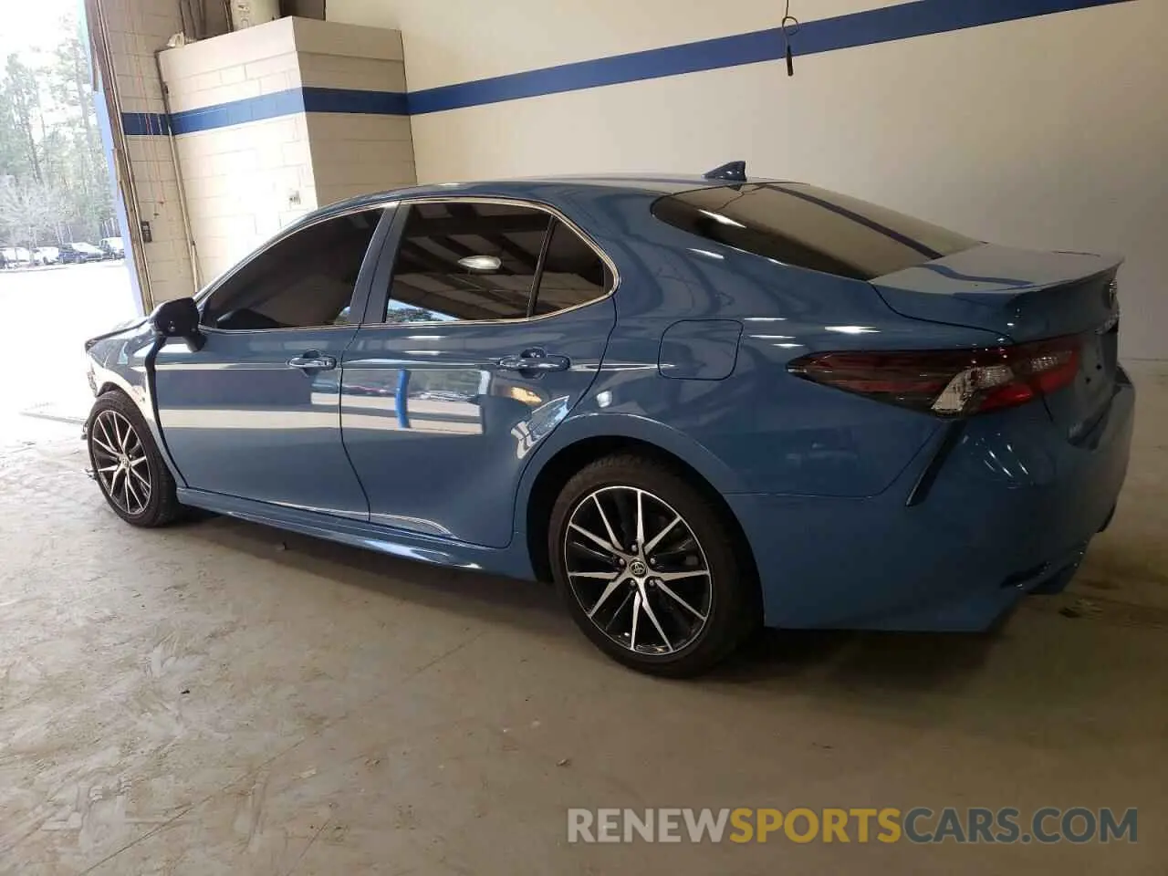 2 fotografías del automóvil dañado 4T1G11AK7RU258650 TOYOTA CAMRY 2024