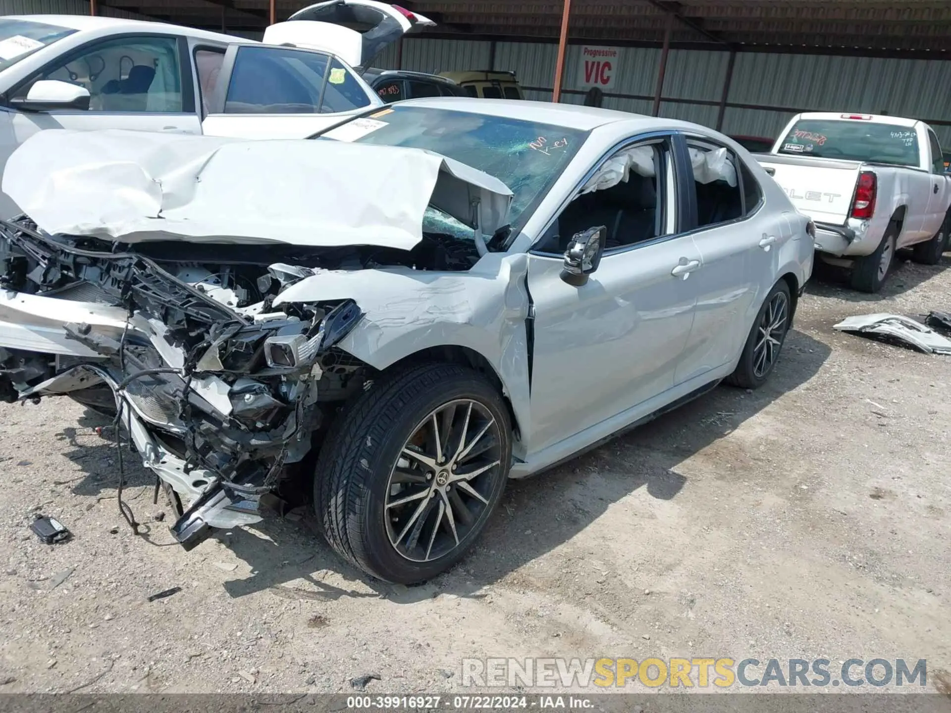 2 fotografías del automóvil dañado 4T1G11AK7RU261323 TOYOTA CAMRY 2024