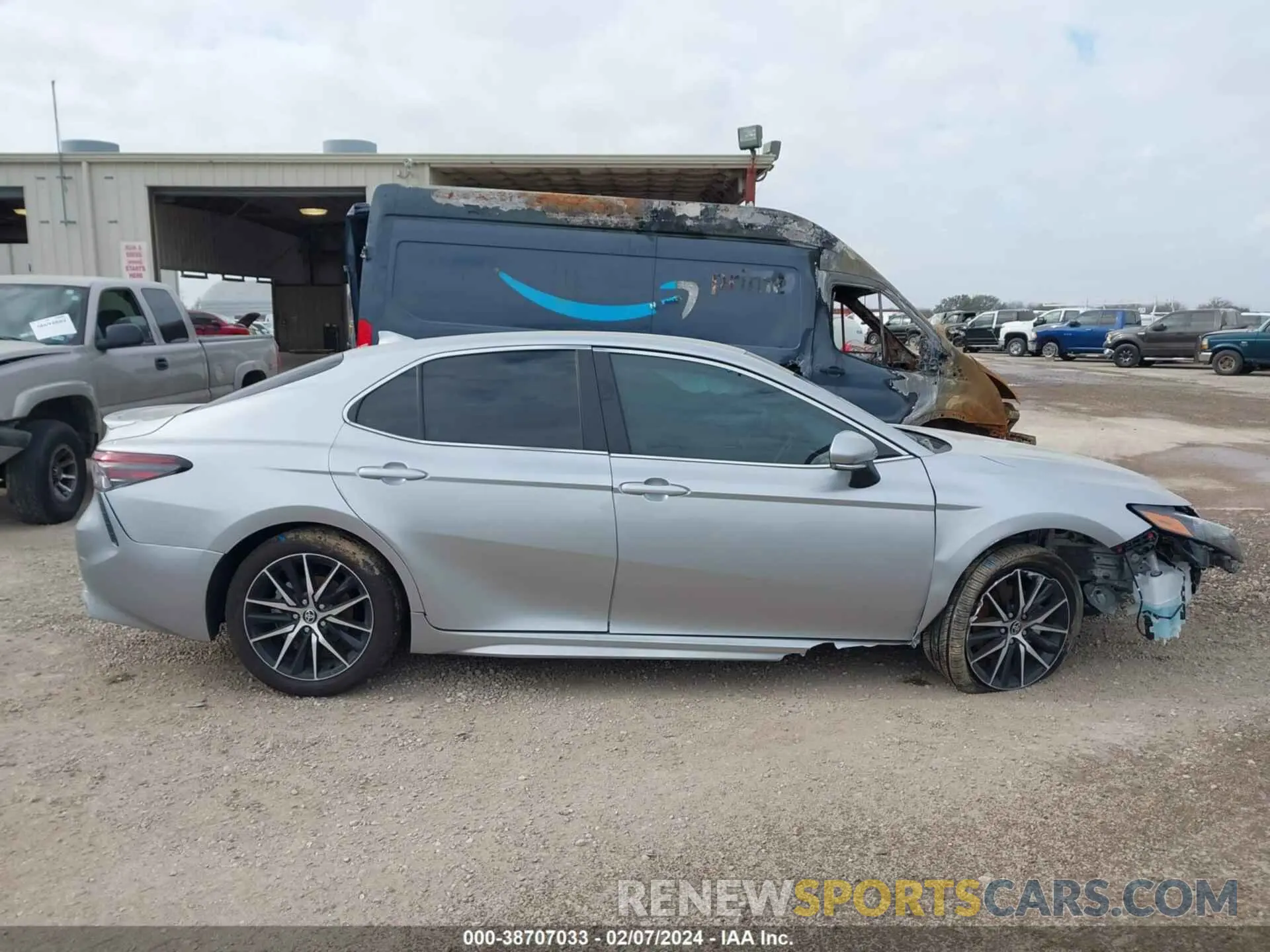 14 fotografías del automóvil dañado 4T1G11AK7RU865048 TOYOTA CAMRY 2024