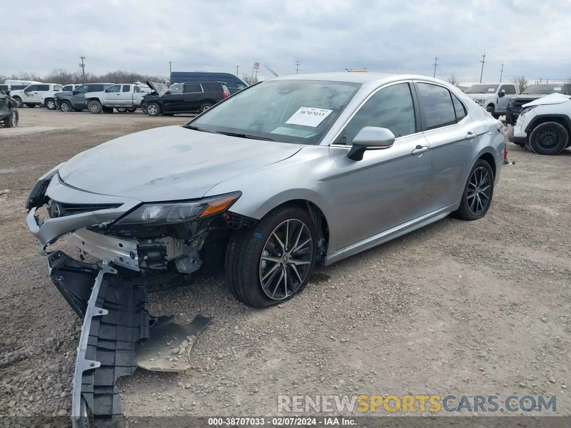 2 fotografías del automóvil dañado 4T1G11AK7RU865048 TOYOTA CAMRY 2024