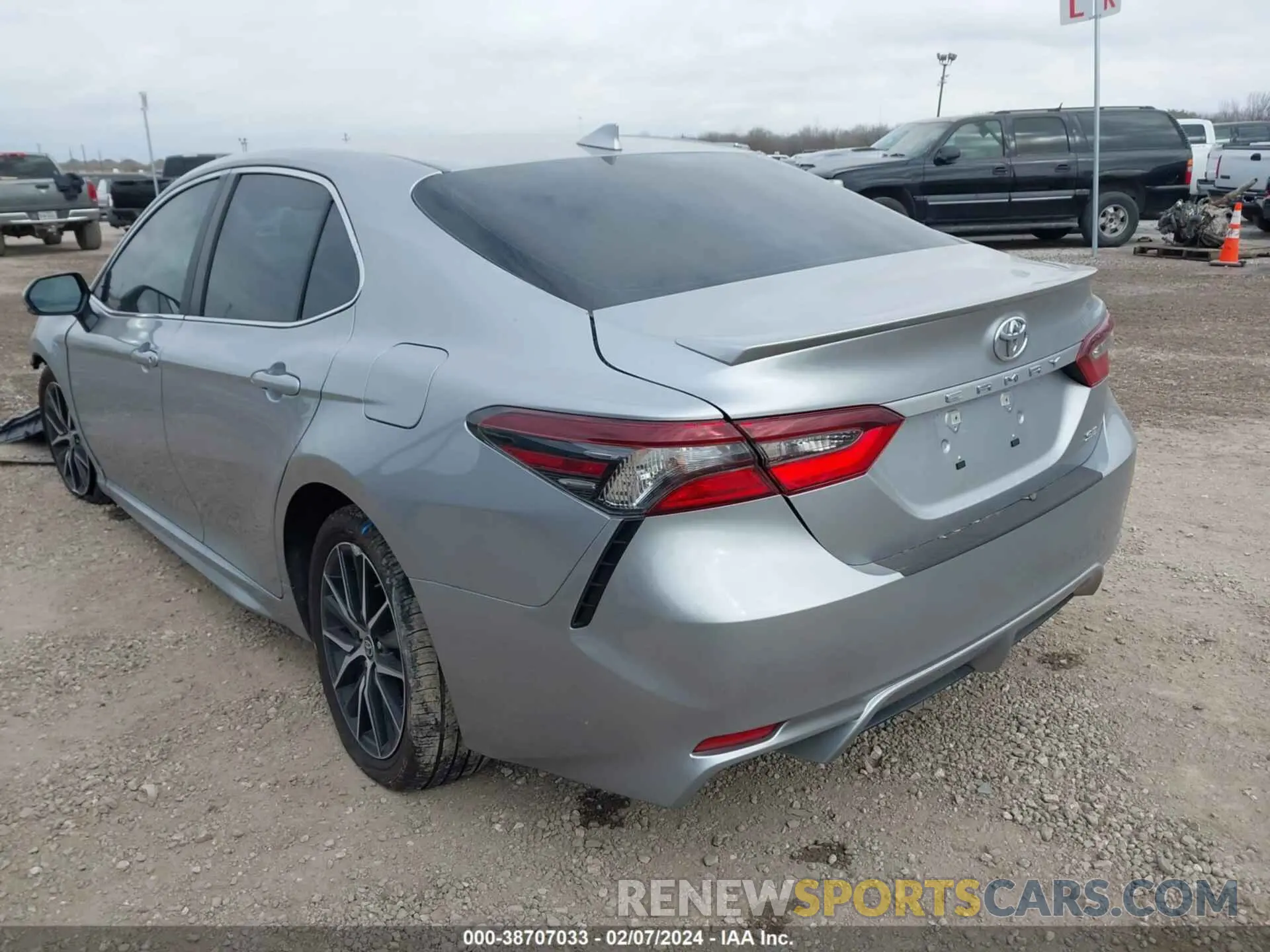 3 fotografías del automóvil dañado 4T1G11AK7RU865048 TOYOTA CAMRY 2024