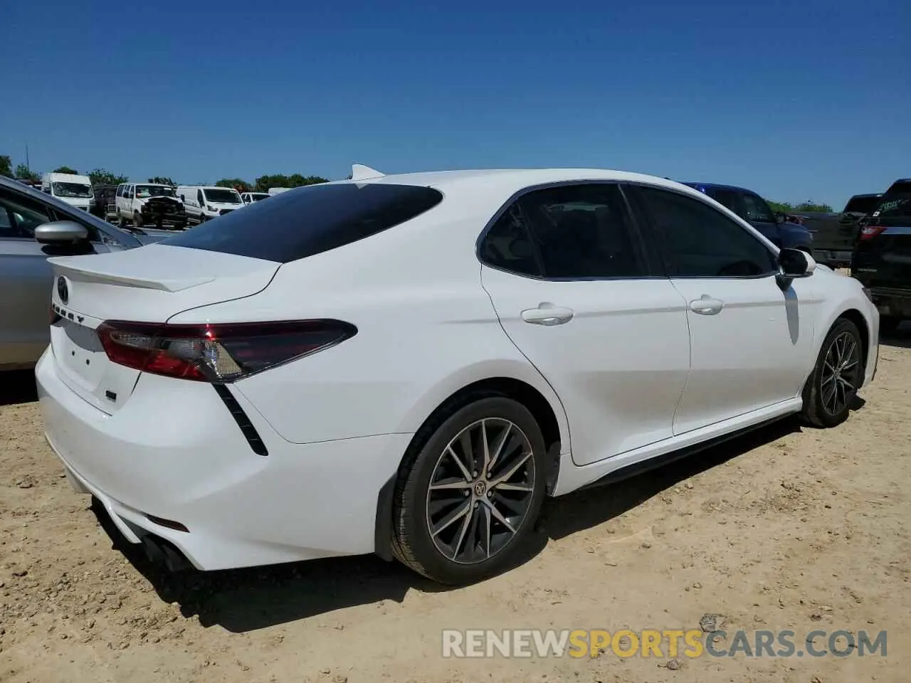 3 fotografías del automóvil dañado 4T1G11AK7RU875613 TOYOTA CAMRY 2024