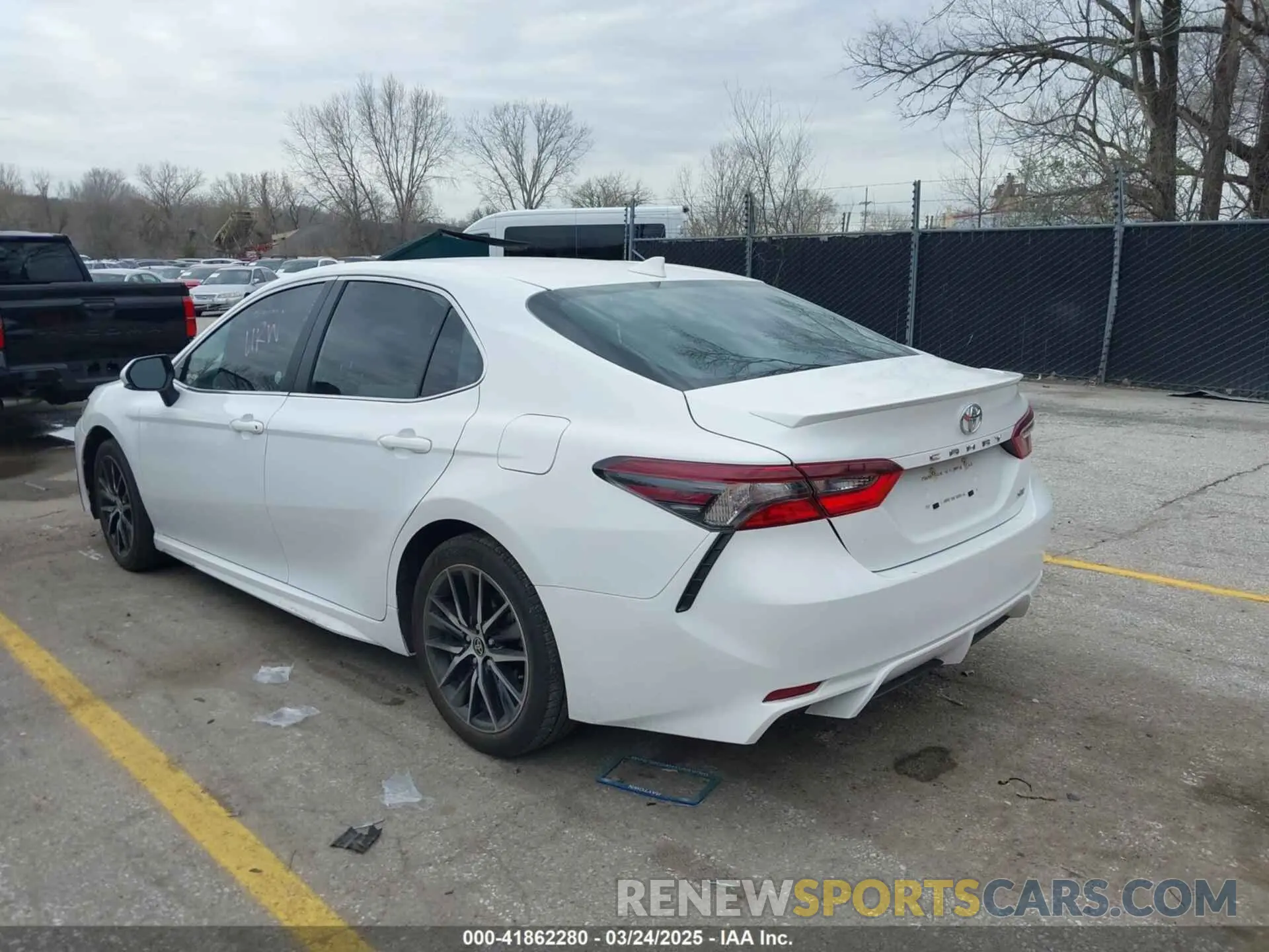 3 fotografías del automóvil dañado 4T1G11AK7RU911641 TOYOTA CAMRY 2024