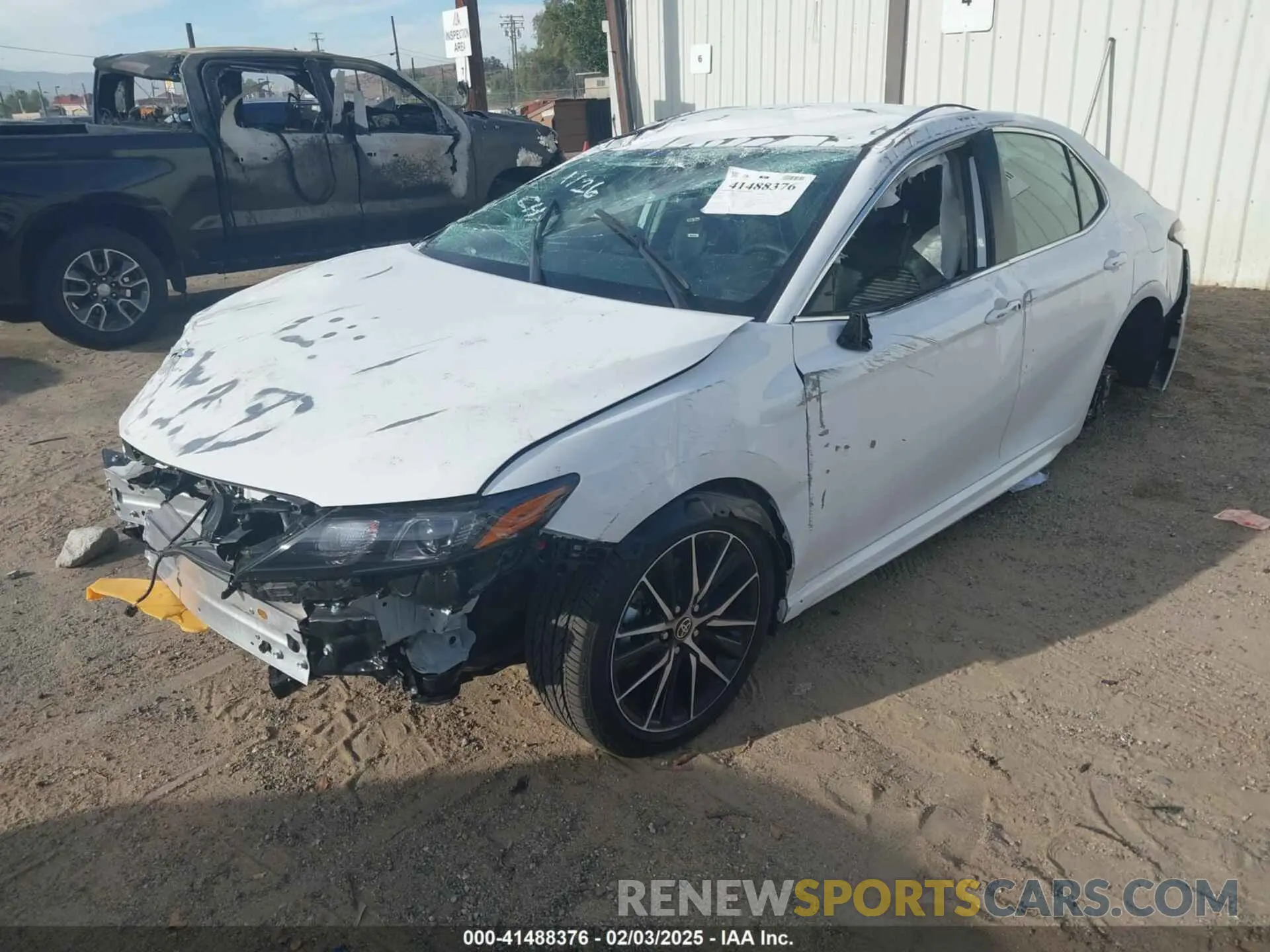 2 fotografías del automóvil dañado 4T1G11AK7RU921411 TOYOTA CAMRY 2024