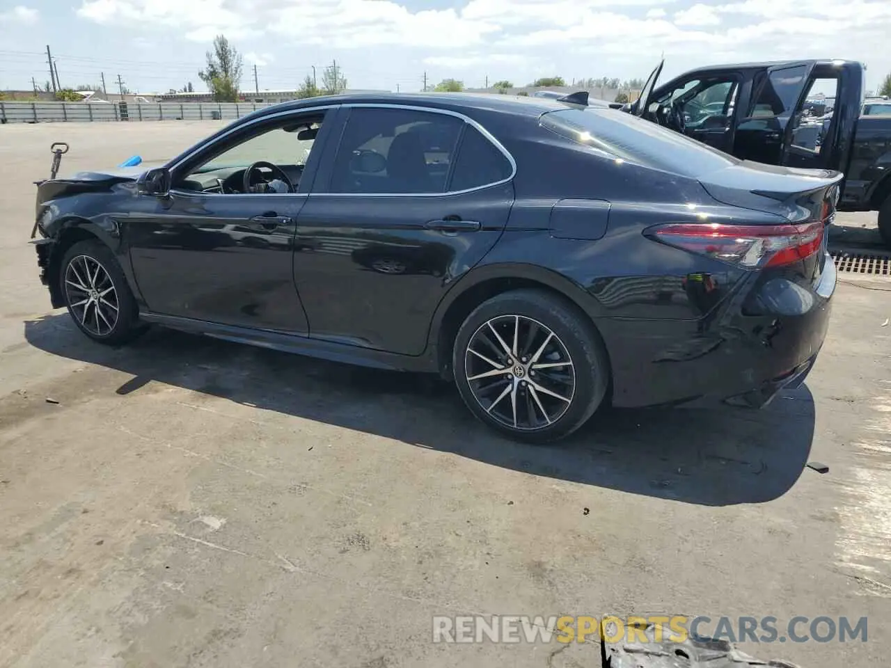 2 fotografías del automóvil dañado 4T1G11AK8RU202958 TOYOTA CAMRY 2024