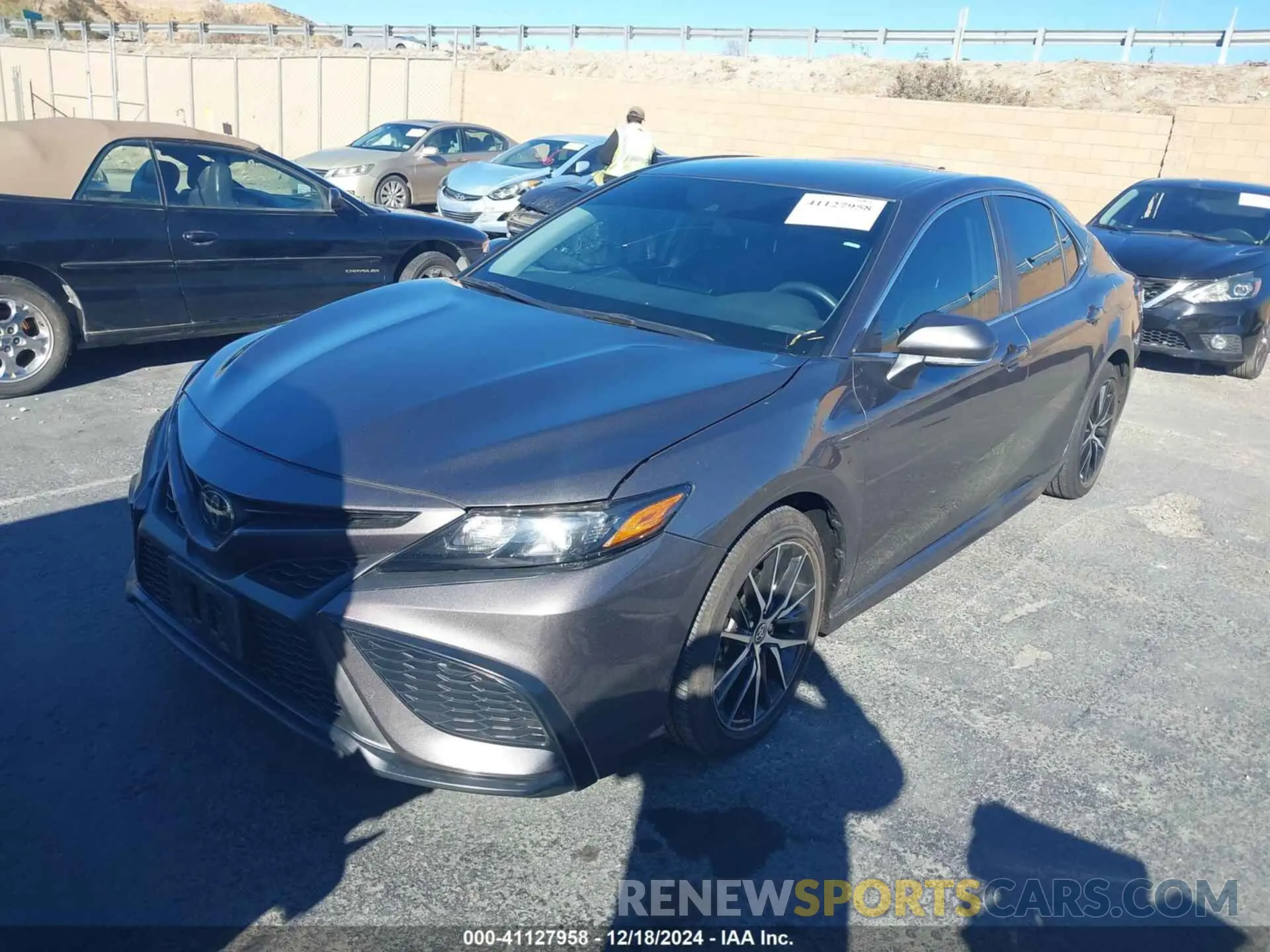 2 fotografías del automóvil dañado 4T1G11AK8RU203186 TOYOTA CAMRY 2024