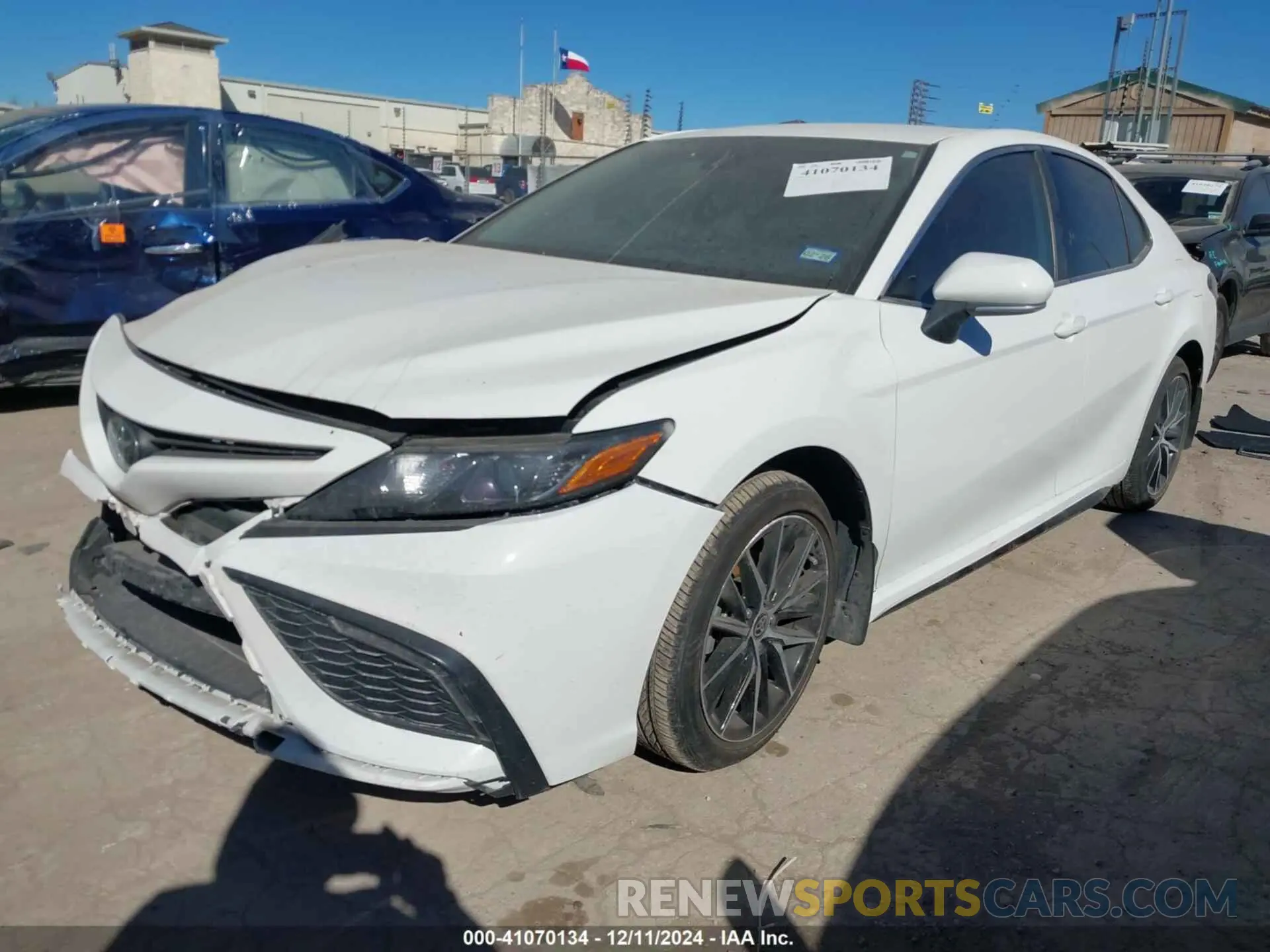 2 fotografías del automóvil dañado 4T1G11AK8RU220294 TOYOTA CAMRY 2024
