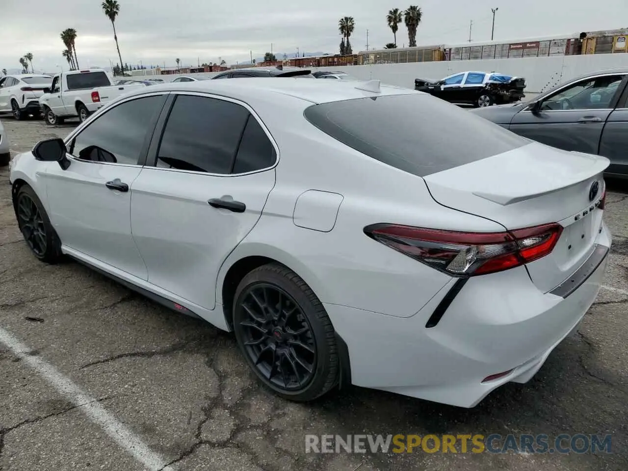 2 fotografías del automóvil dañado 4T1G11AK8RU222787 TOYOTA CAMRY 2024