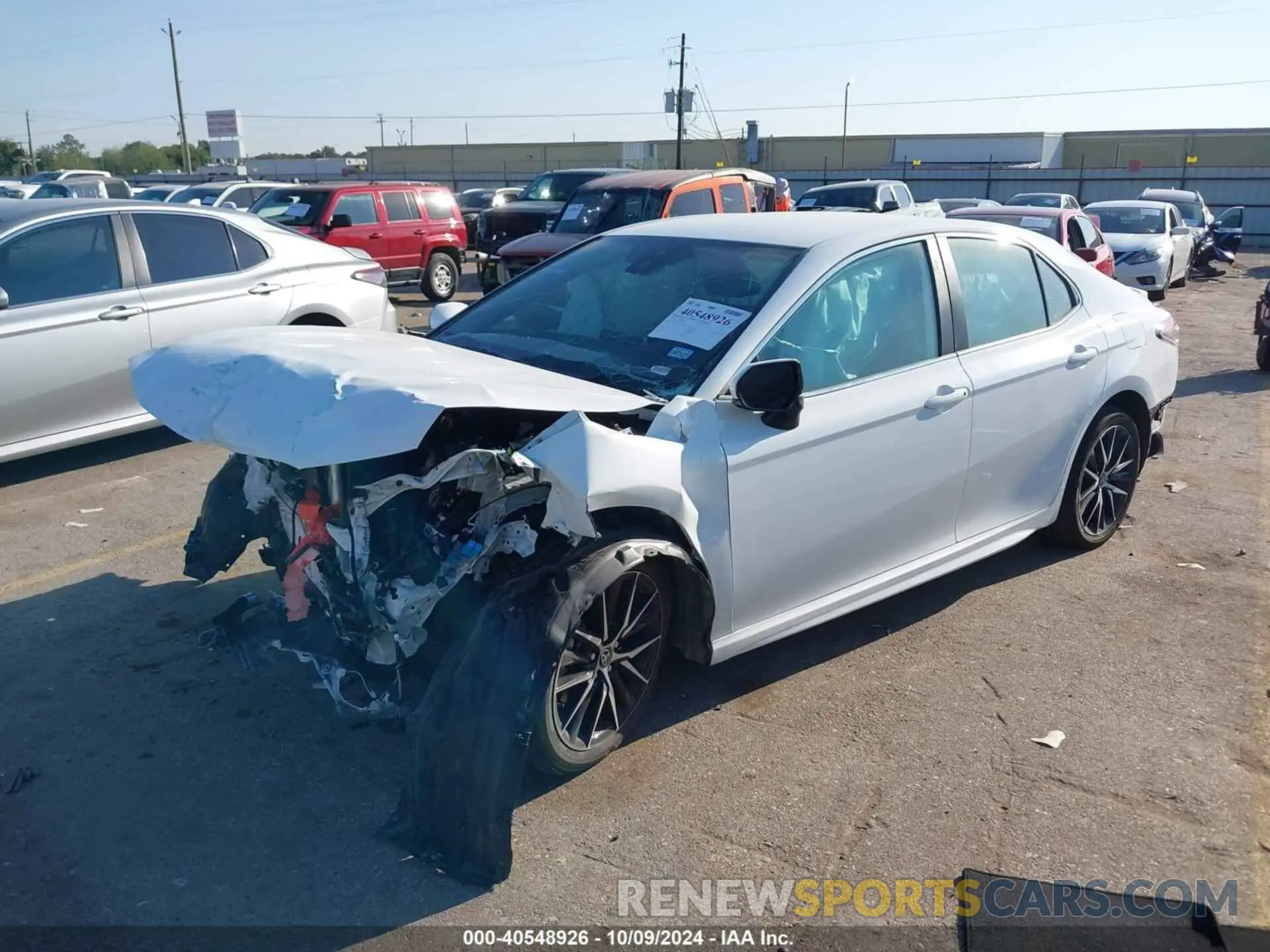 2 fotografías del automóvil dañado 4T1G11AK8RU851028 TOYOTA CAMRY 2024