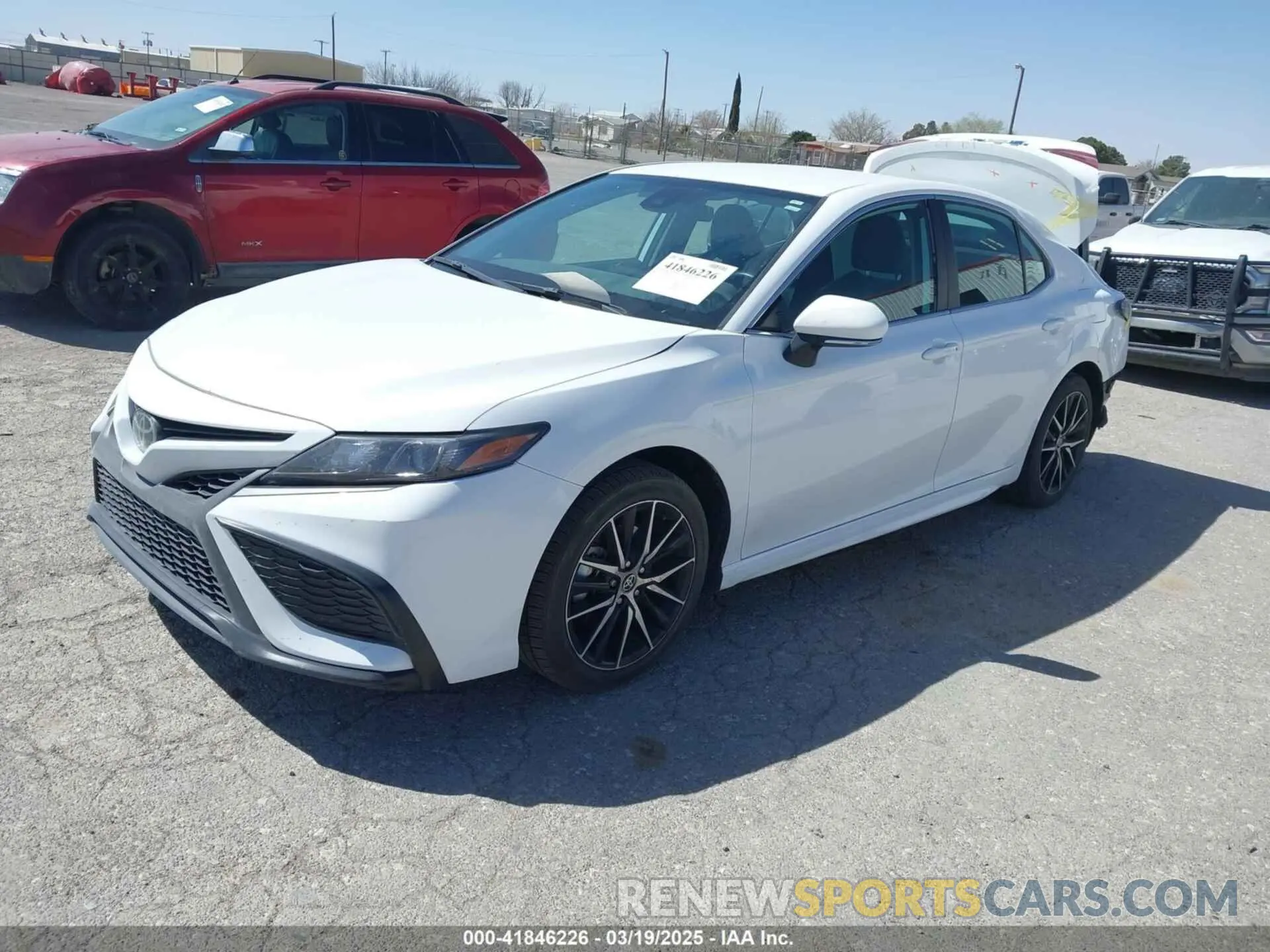 2 fotografías del automóvil dañado 4T1G11AK8RU860358 TOYOTA CAMRY 2024