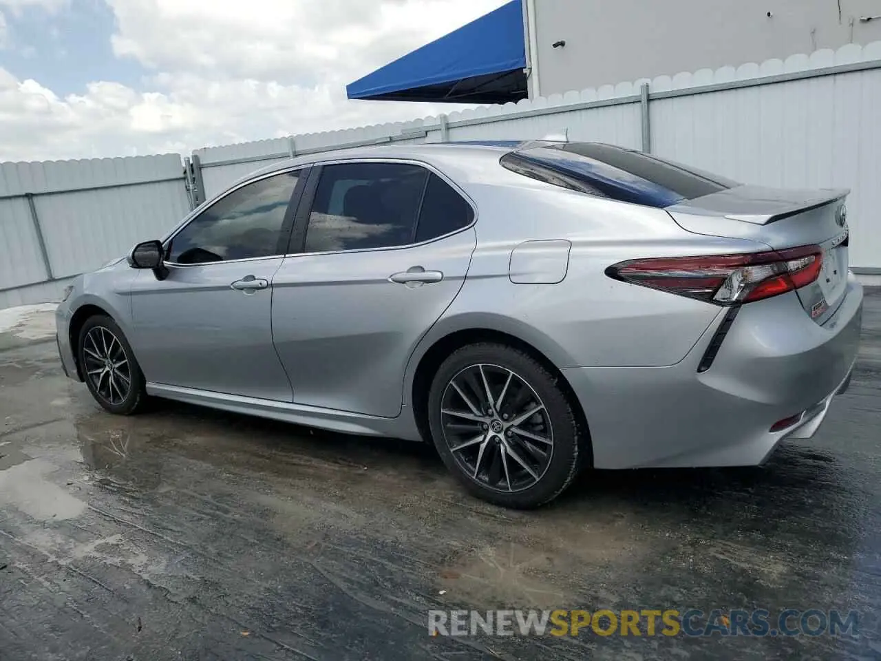 2 fotografías del automóvil dañado 4T1G11AK8RU885910 TOYOTA CAMRY 2024