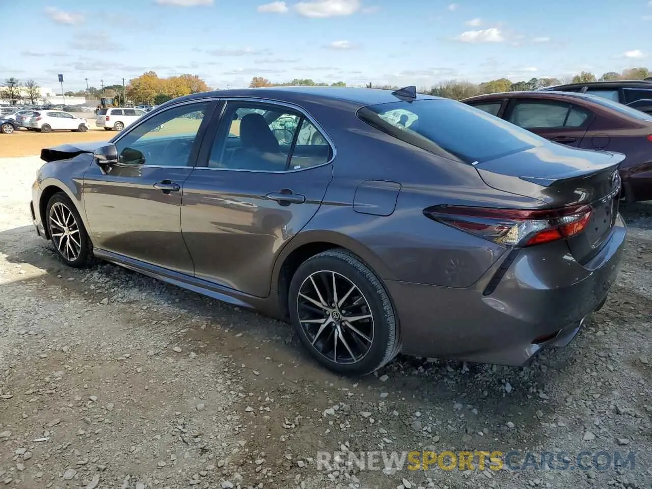 2 fotografías del automóvil dañado 4T1G11AK8RU895529 TOYOTA CAMRY 2024