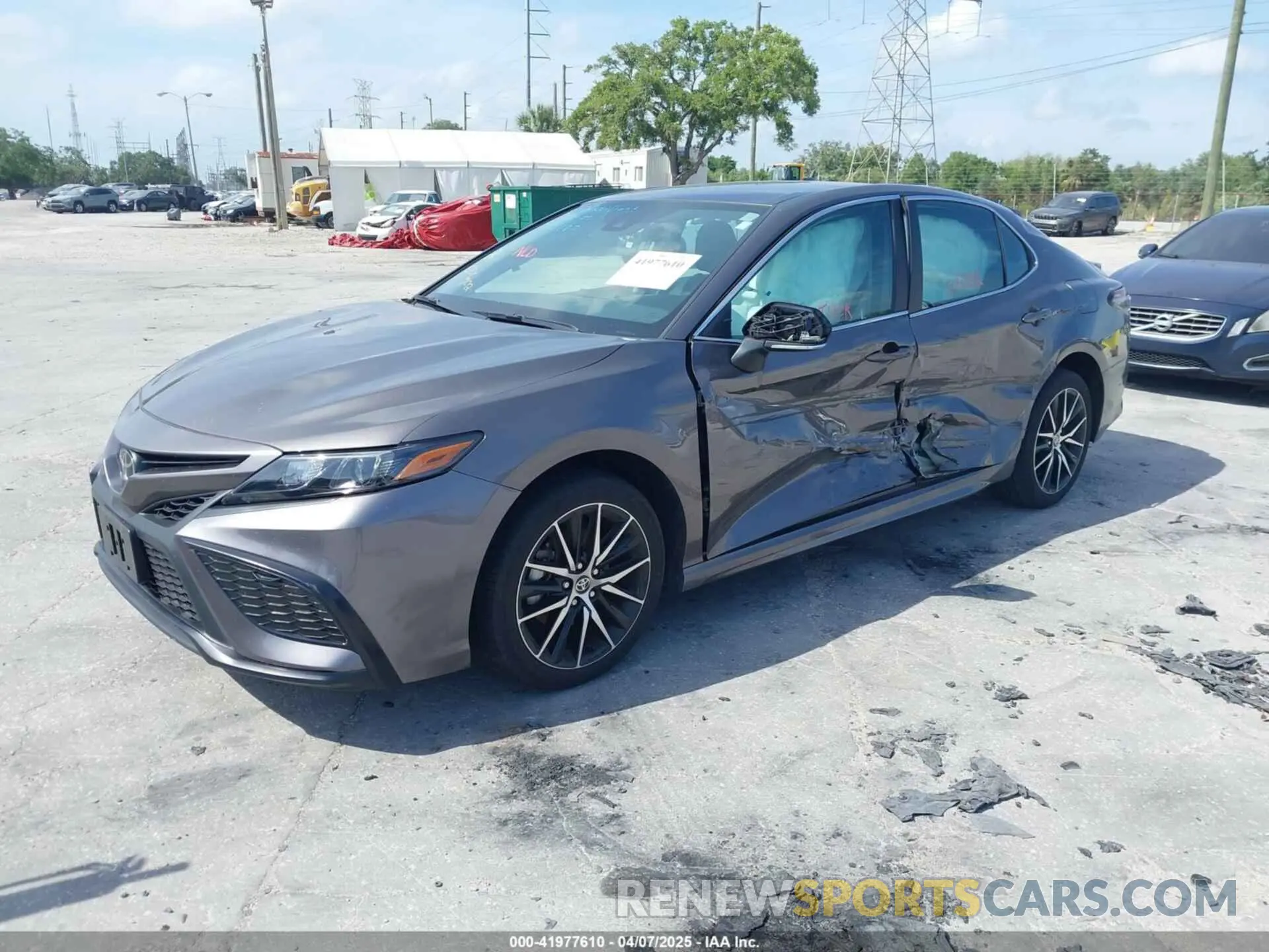 2 fotografías del automóvil dañado 4T1G11AK8RU901040 TOYOTA CAMRY 2024
