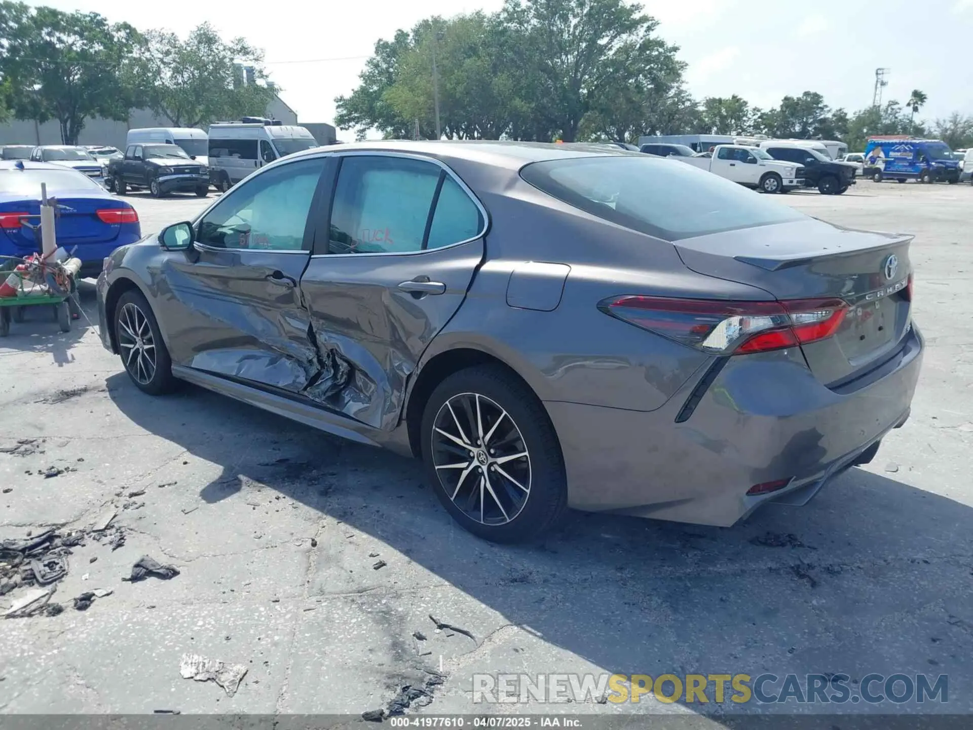 3 fotografías del automóvil dañado 4T1G11AK8RU901040 TOYOTA CAMRY 2024