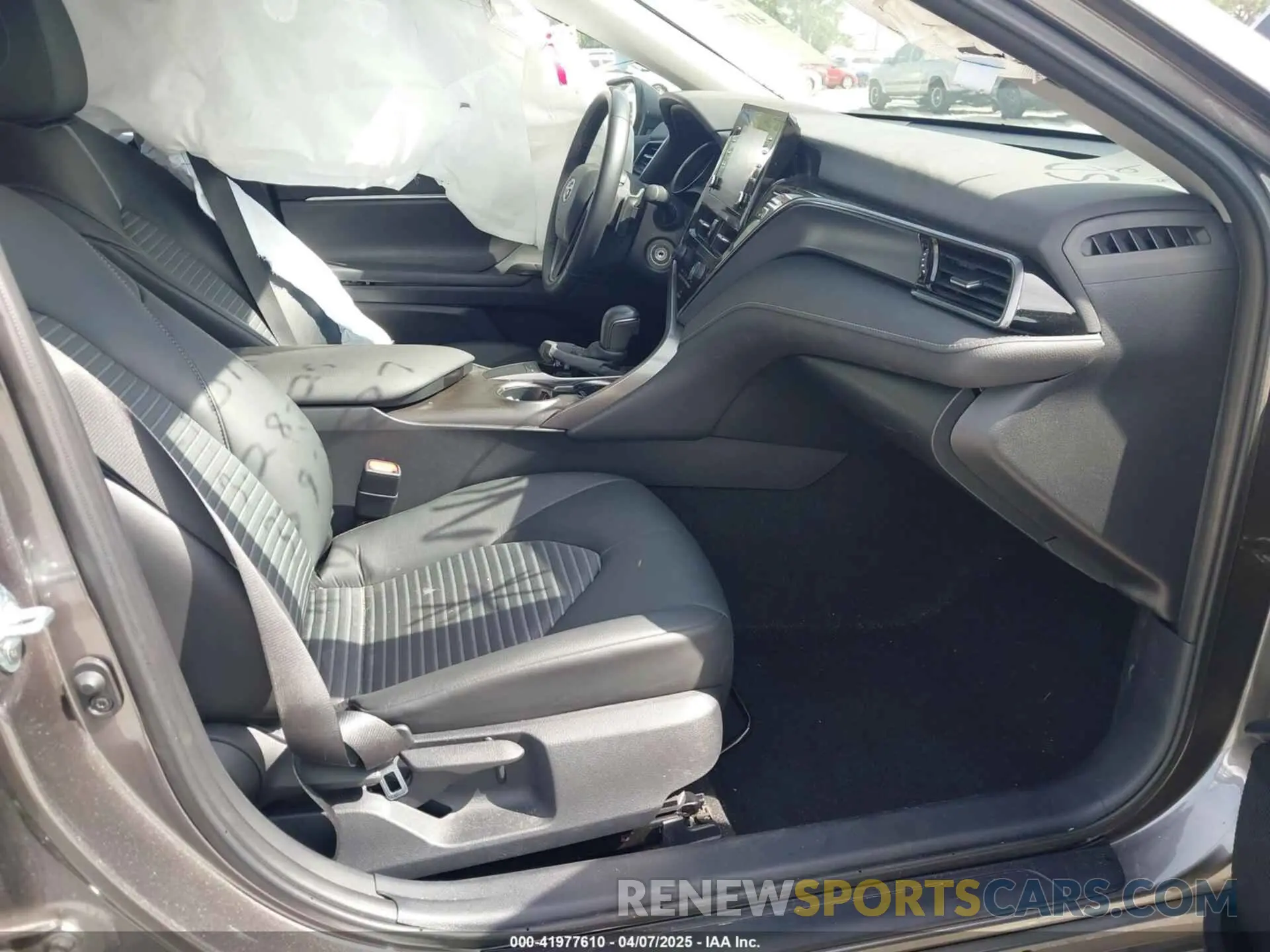 5 fotografías del automóvil dañado 4T1G11AK8RU901040 TOYOTA CAMRY 2024