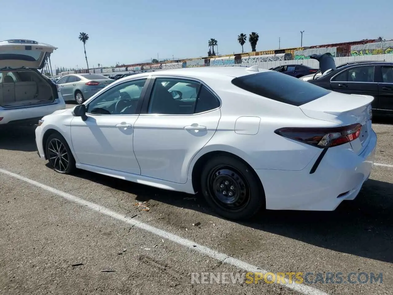 2 fotografías del automóvil dañado 4T1G11AK8RU909378 TOYOTA CAMRY 2024