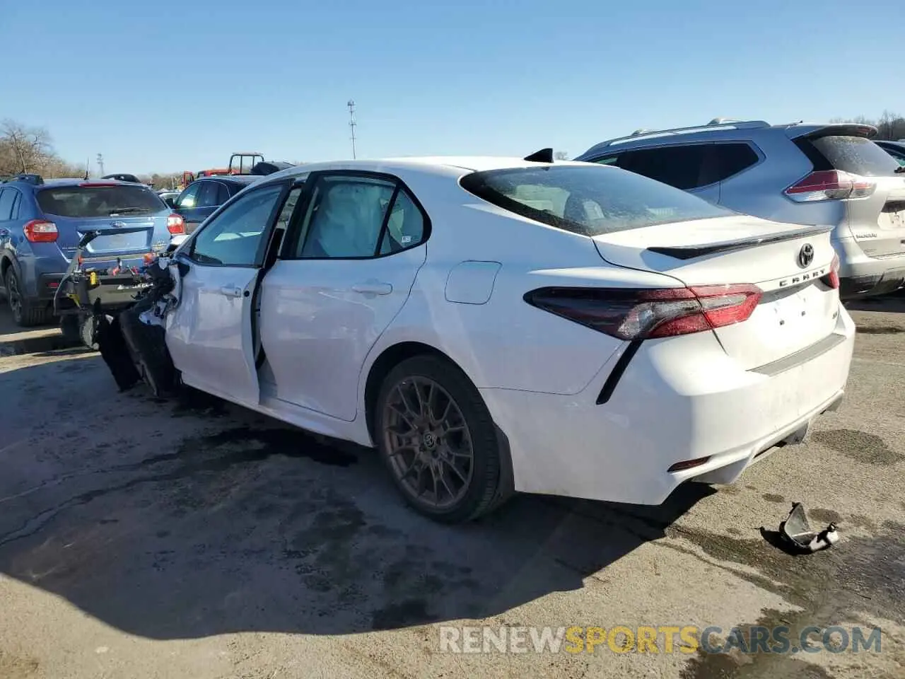 2 fotografías del automóvil dañado 4T1G11AK9RU253031 TOYOTA CAMRY 2024