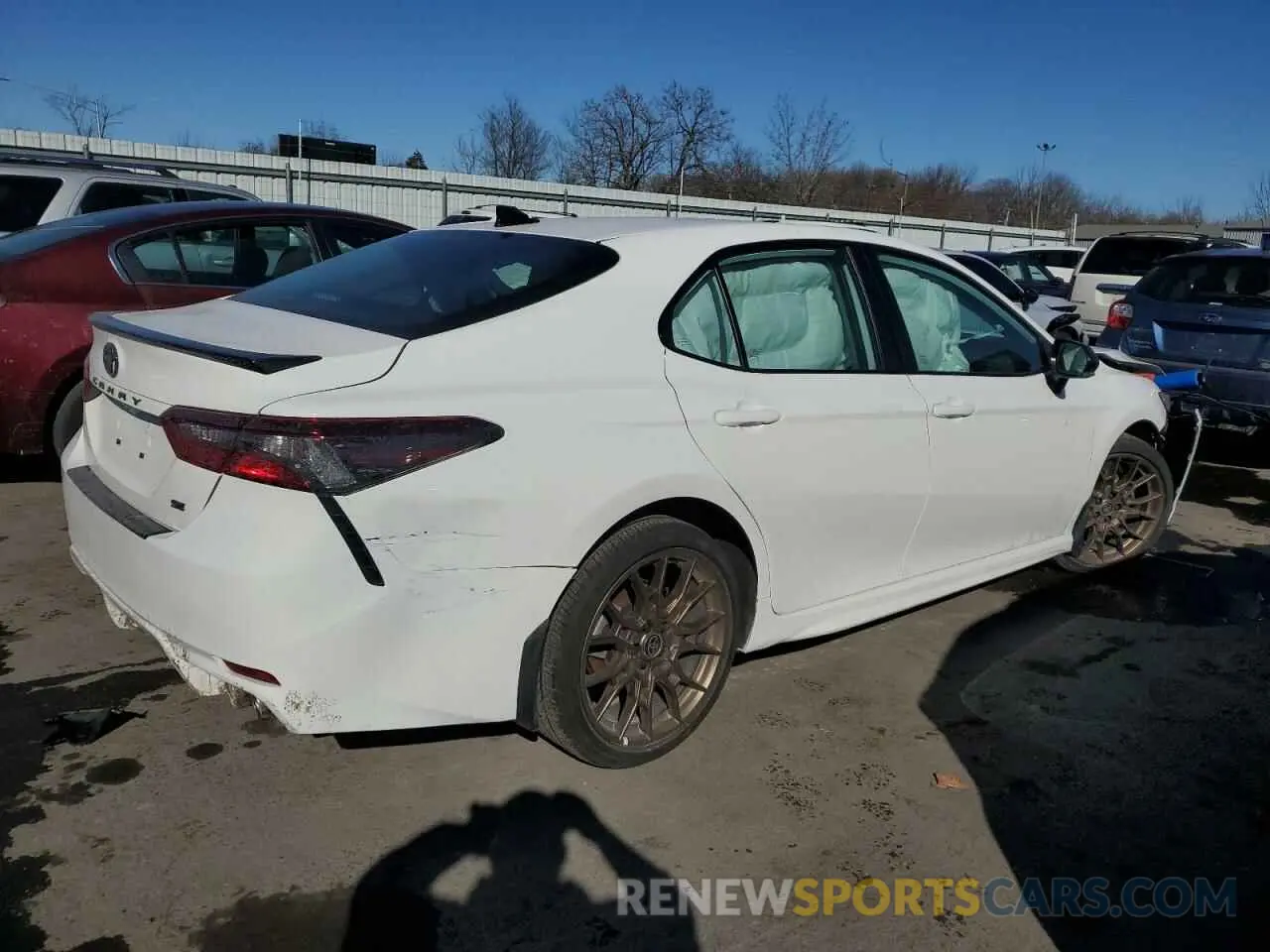 3 fotografías del automóvil dañado 4T1G11AK9RU253031 TOYOTA CAMRY 2024