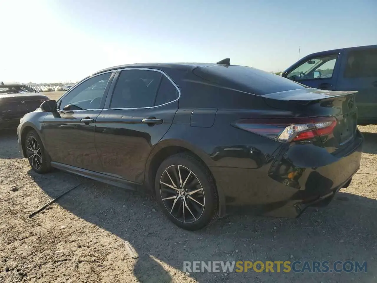 2 fotografías del automóvil dañado 4T1G11AK9RU847831 TOYOTA CAMRY 2024