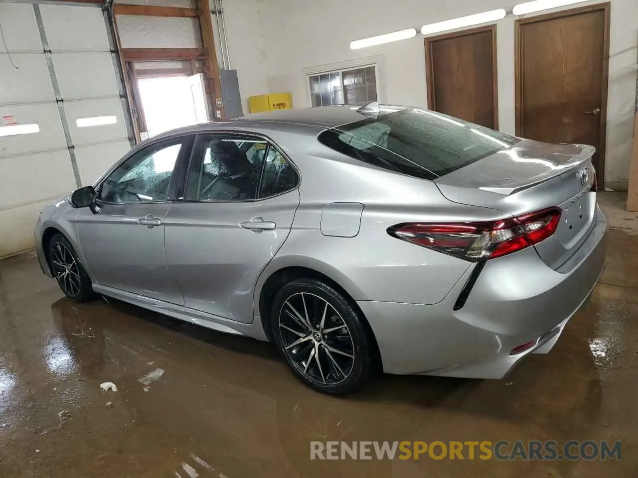 2 fotografías del automóvil dañado 4T1G11AK9RU855489 TOYOTA CAMRY 2024