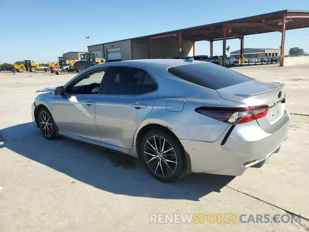 2 fotografías del automóvil dañado 4T1G11AK9RU858750 TOYOTA CAMRY 2024