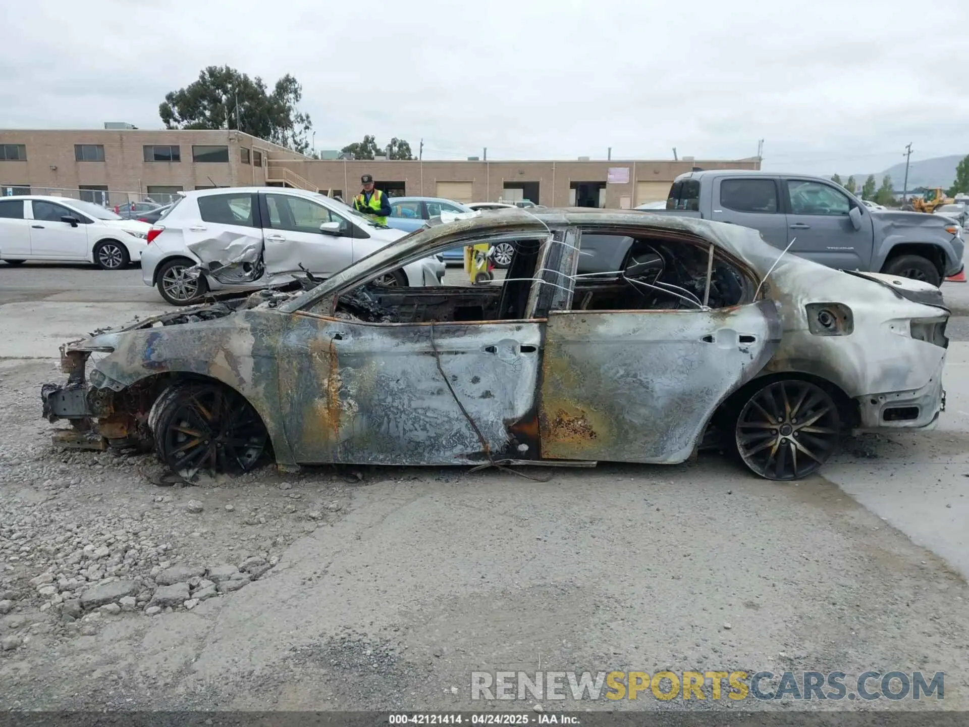 13 fotografías del automóvil dañado 4T1G11AK9RU872518 TOYOTA CAMRY 2024