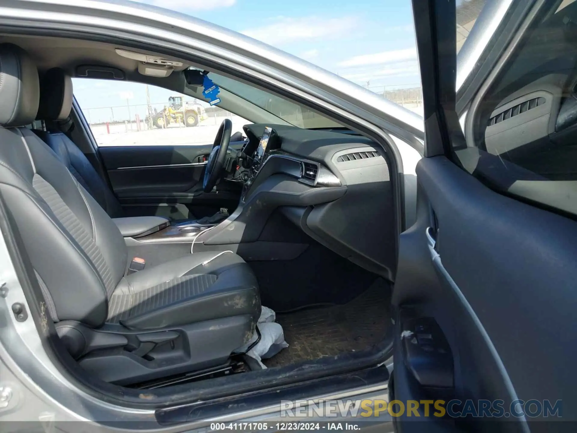 5 fotografías del automóvil dañado 4T1G11AK9RU883163 TOYOTA CAMRY 2024