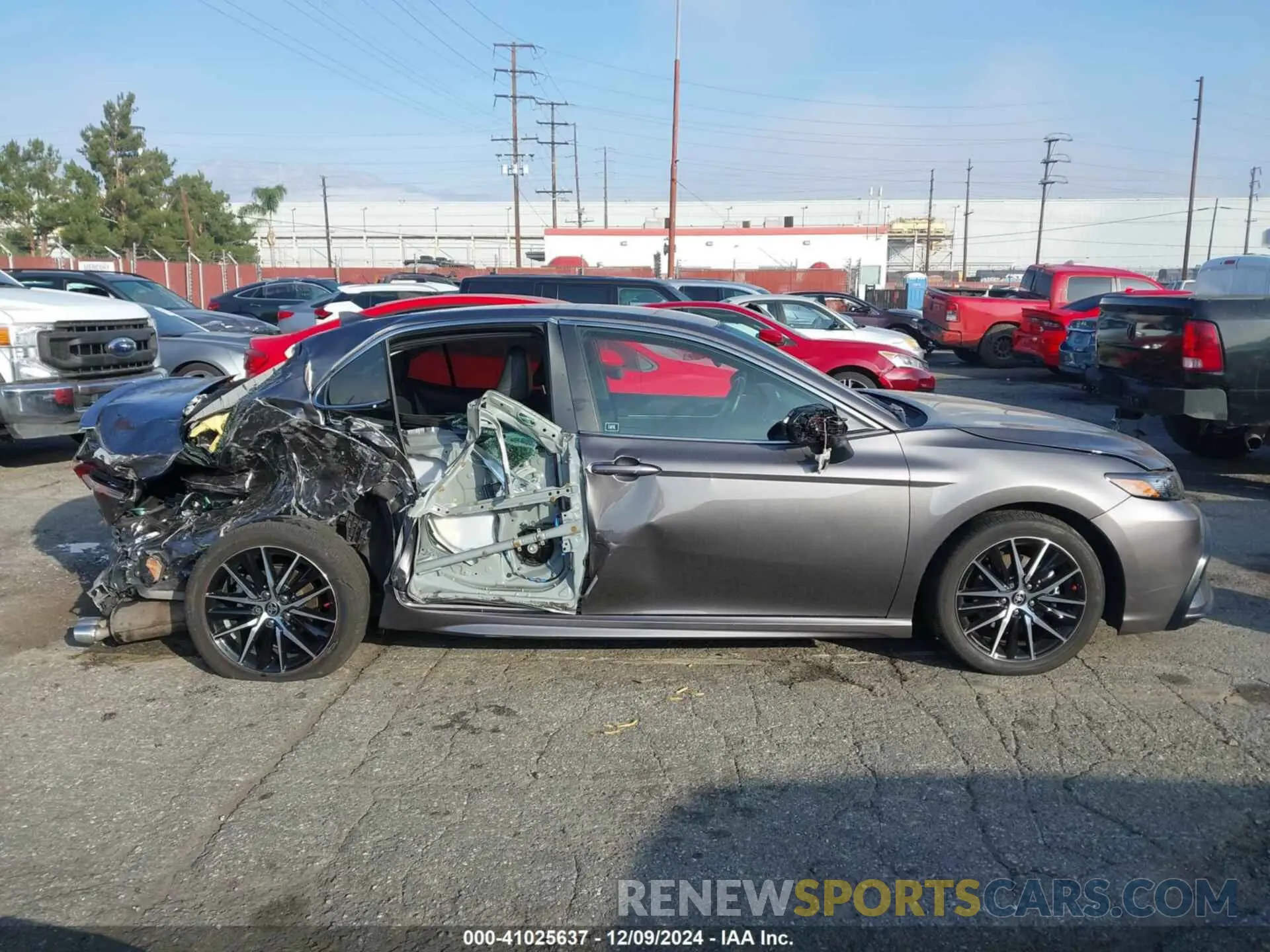 14 fotografías del automóvil dañado 4T1G11AK9RU883843 TOYOTA CAMRY 2024