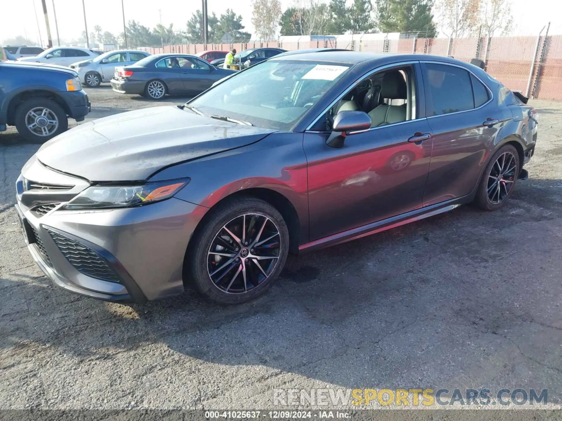 2 fotografías del automóvil dañado 4T1G11AK9RU883843 TOYOTA CAMRY 2024