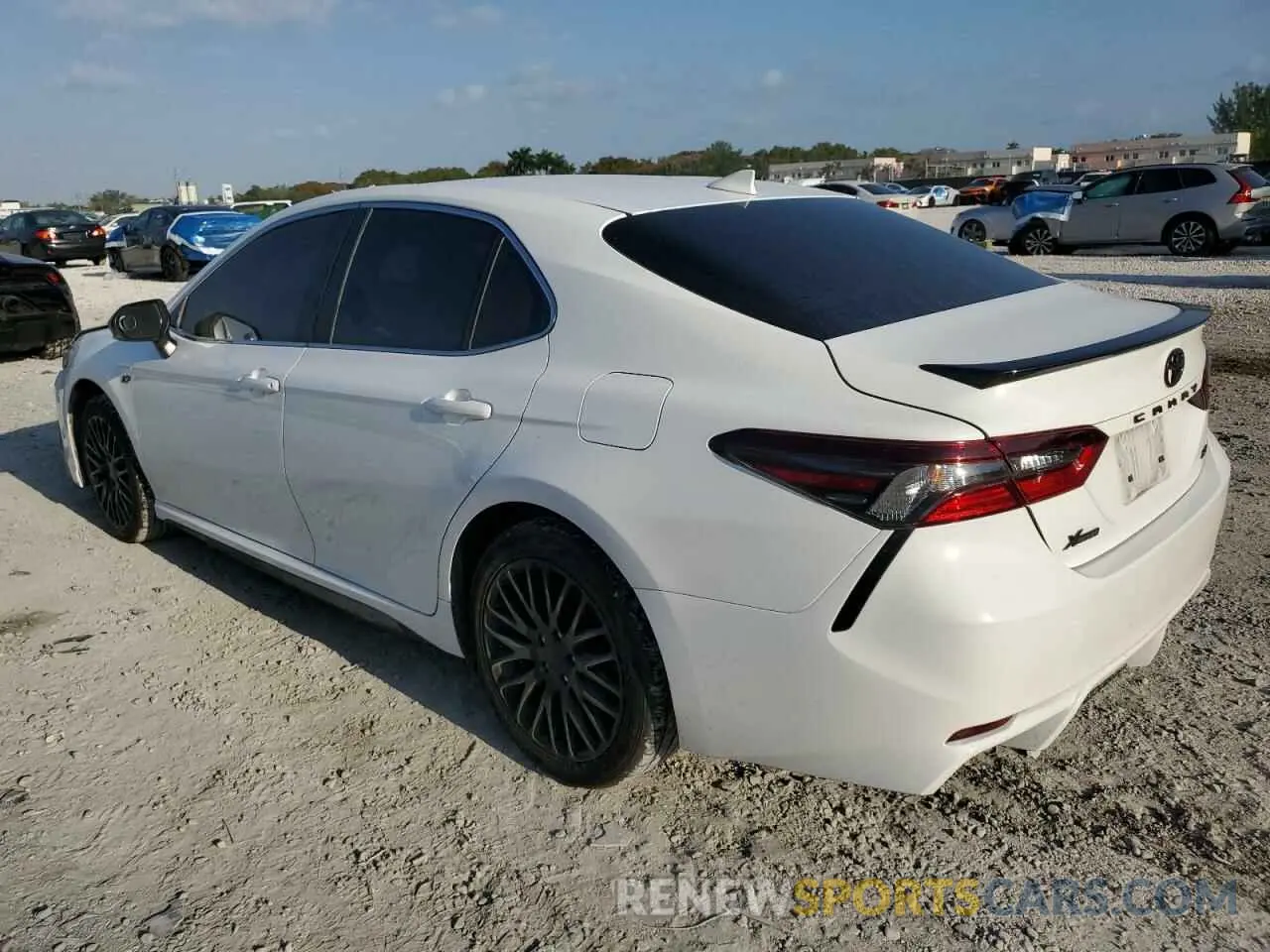 2 fotografías del automóvil dañado 4T1G11AKXRU213539 TOYOTA CAMRY 2024