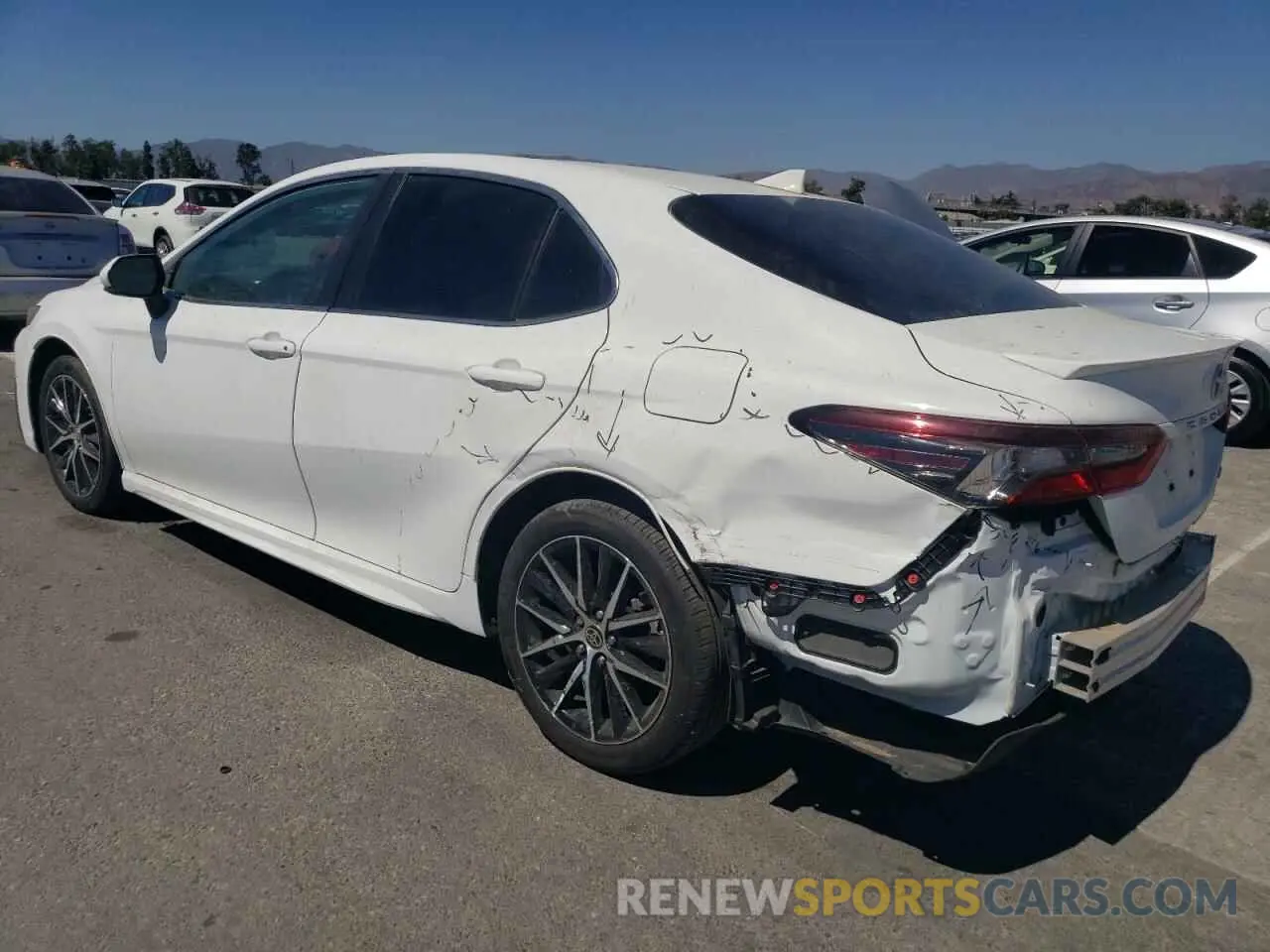 2 fotografías del automóvil dañado 4T1G11AKXRU845103 TOYOTA CAMRY 2024