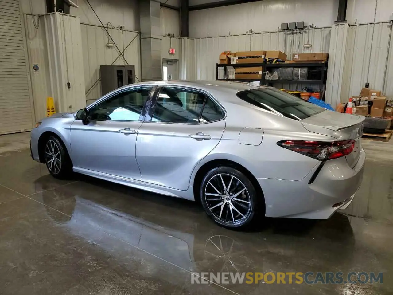 2 fotografías del automóvil dañado 4T1G11AKXRU849944 TOYOTA CAMRY 2024