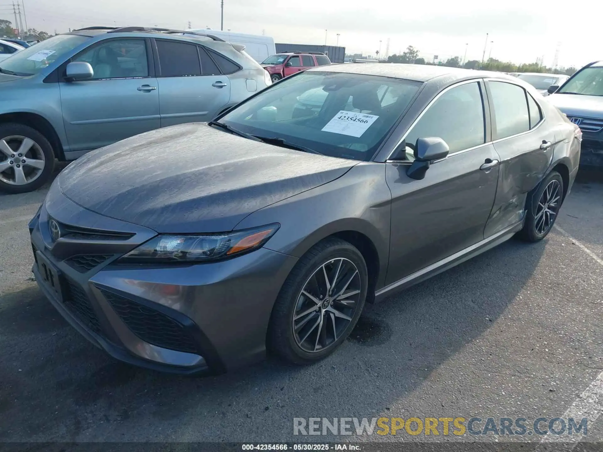2 fotografías del automóvil dañado 4T1G11AKXRU866453 TOYOTA CAMRY 2024