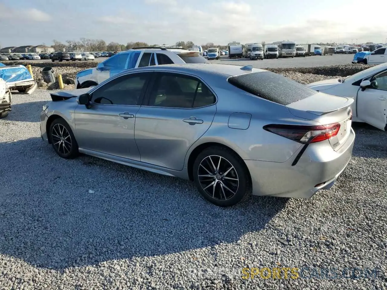 2 fotografías del automóvil dañado 4T1G11AKXRU871572 TOYOTA CAMRY 2024
