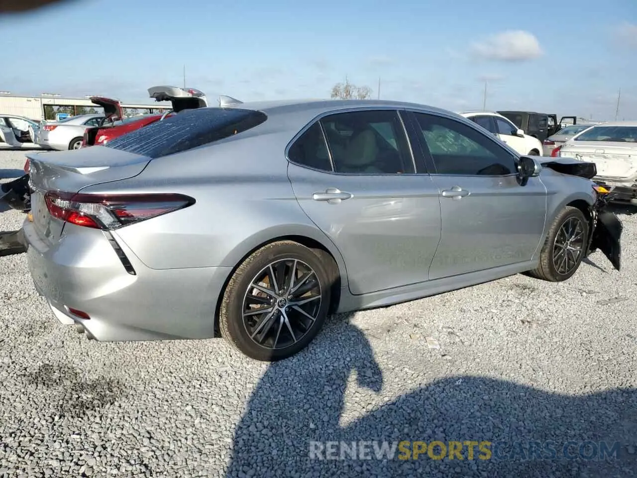 3 fotografías del automóvil dañado 4T1G11AKXRU871572 TOYOTA CAMRY 2024