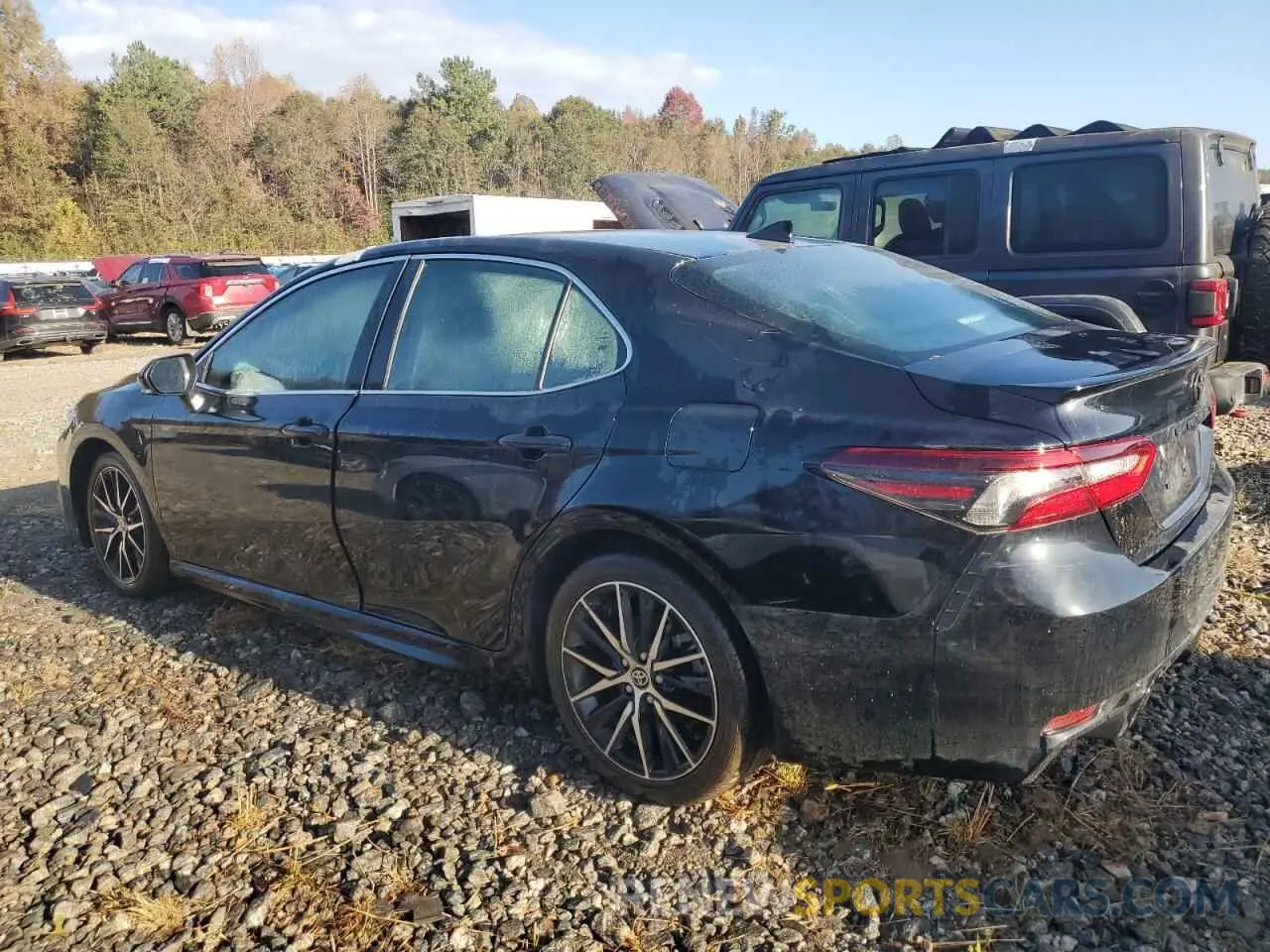 2 fotografías del automóvil dañado 4T1G11AKXRU895791 TOYOTA CAMRY 2024