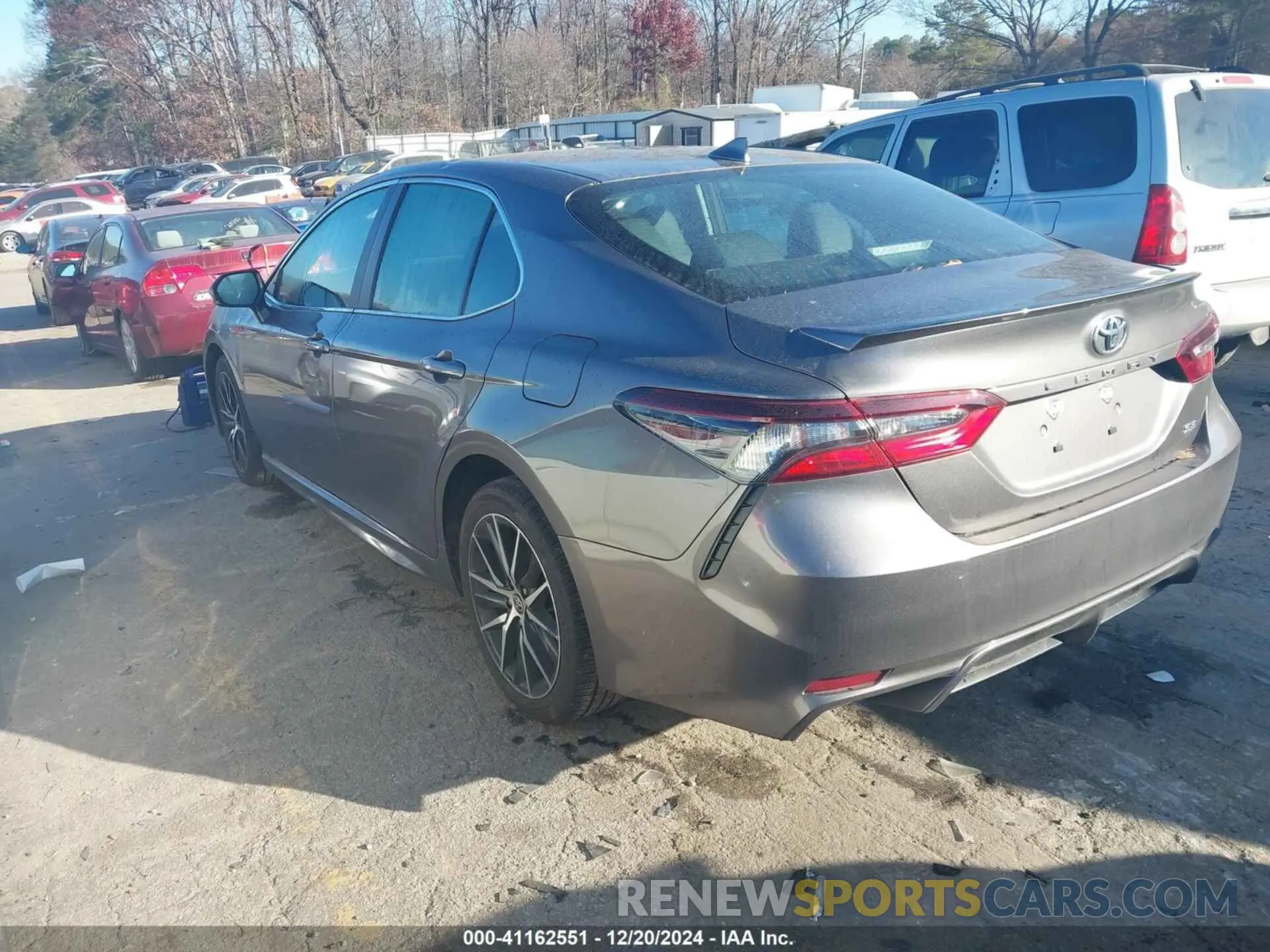 3 fotografías del automóvil dañado 4T1G11AKXRU909009 TOYOTA CAMRY 2024