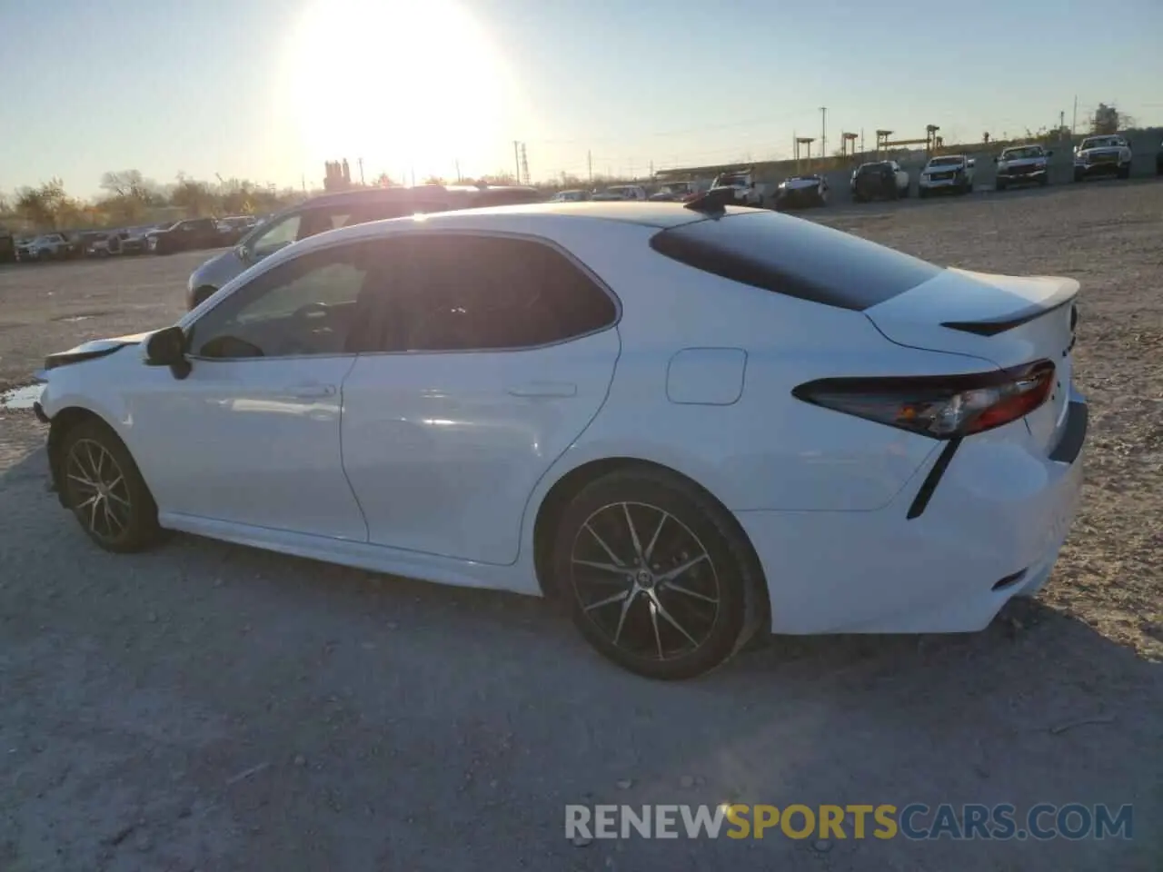 2 fotografías del automóvil dañado 4T1G11BK0RU109964 TOYOTA CAMRY 2024