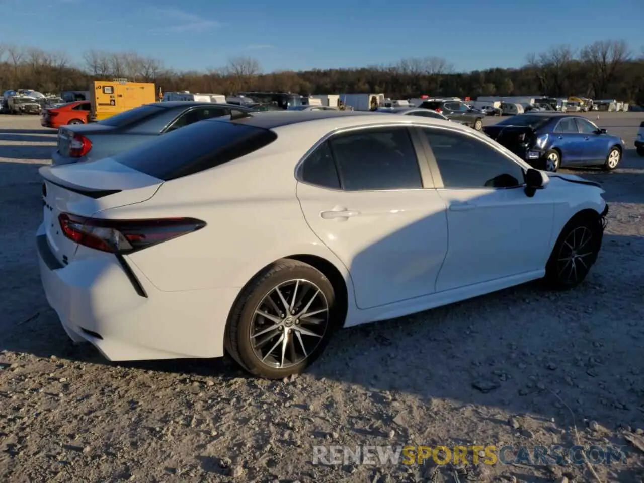 3 fotografías del automóvil dañado 4T1G11BK0RU109964 TOYOTA CAMRY 2024