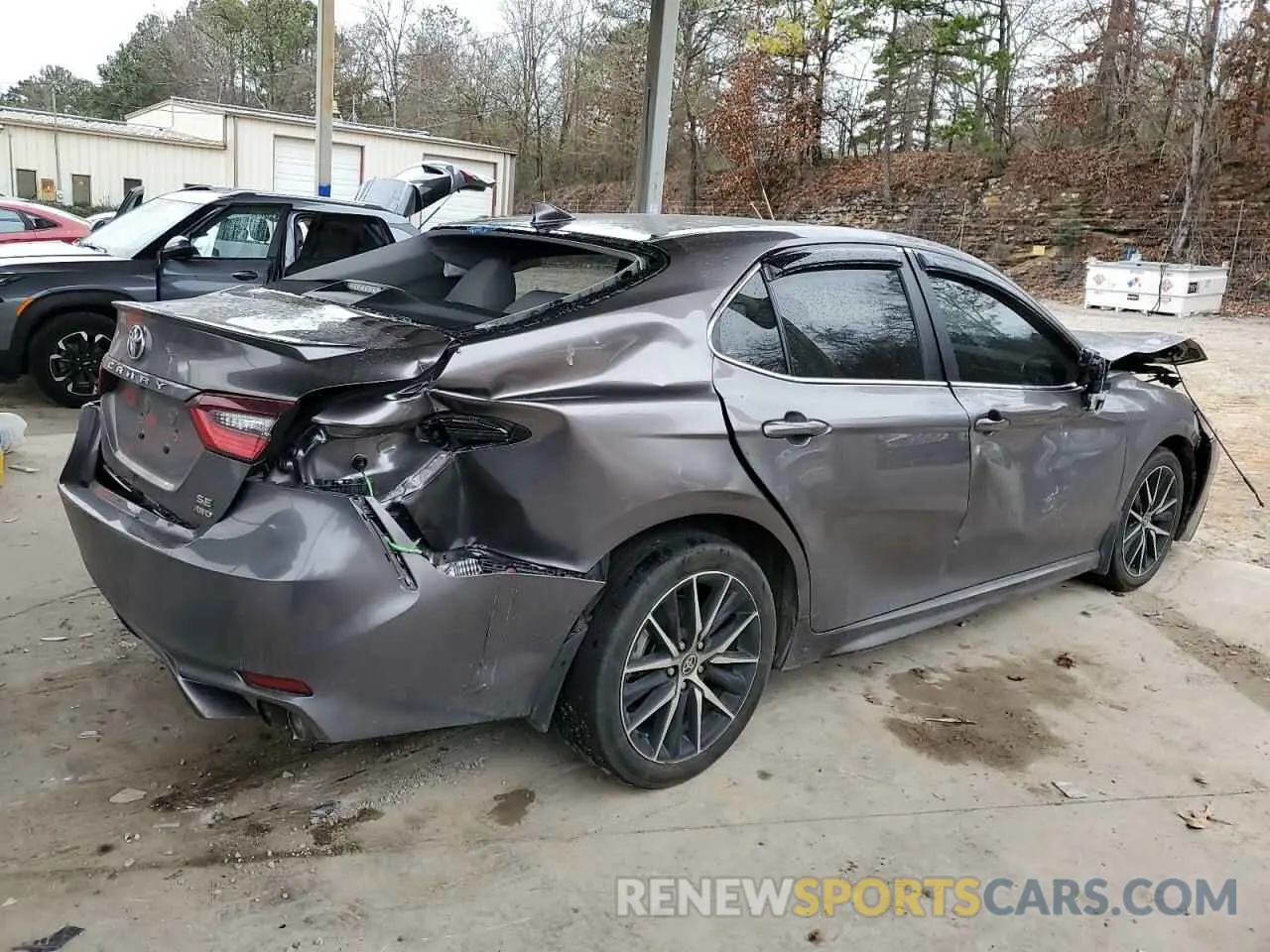 3 fotografías del automóvil dañado 4T1G11BK0RU117420 TOYOTA CAMRY 2024